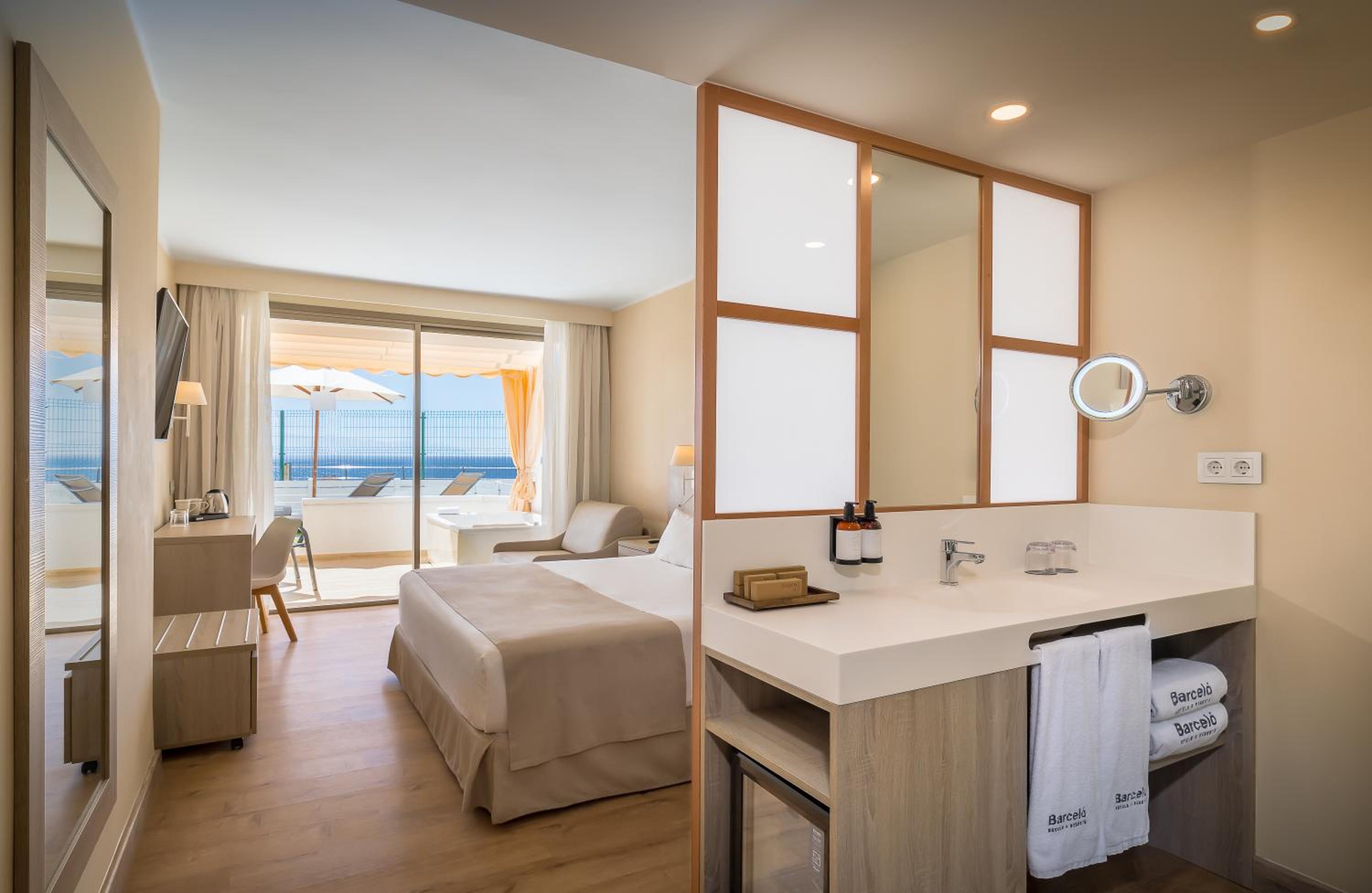 Deluxe Double Room with Sea View and Hot Tub