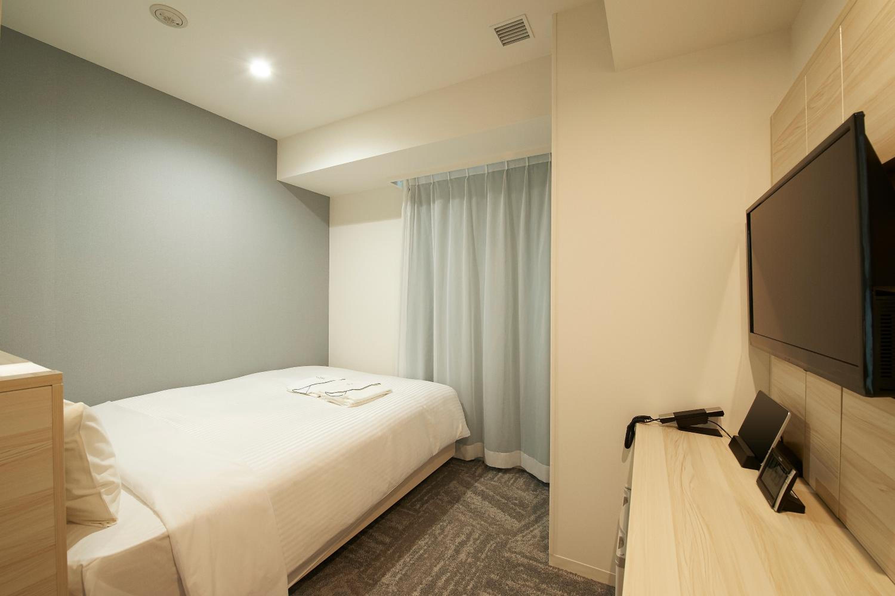 Corner Double Room - Non-Smoking