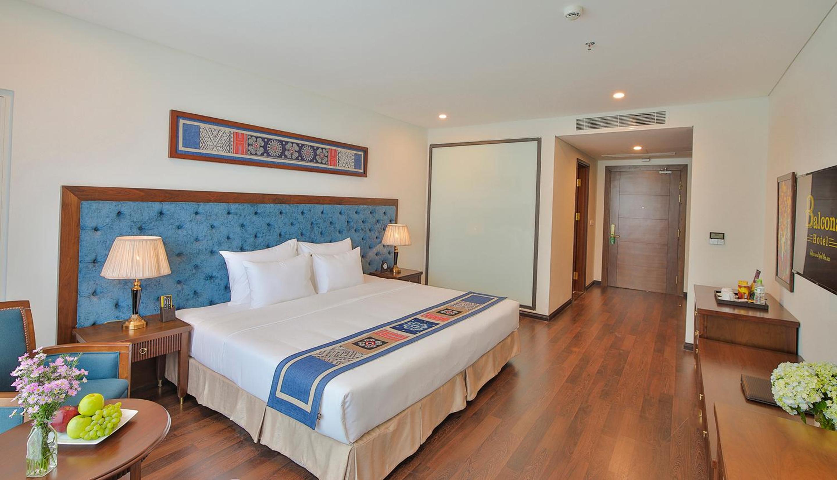Deluxe Double Room with Balcony and Partial Sea View