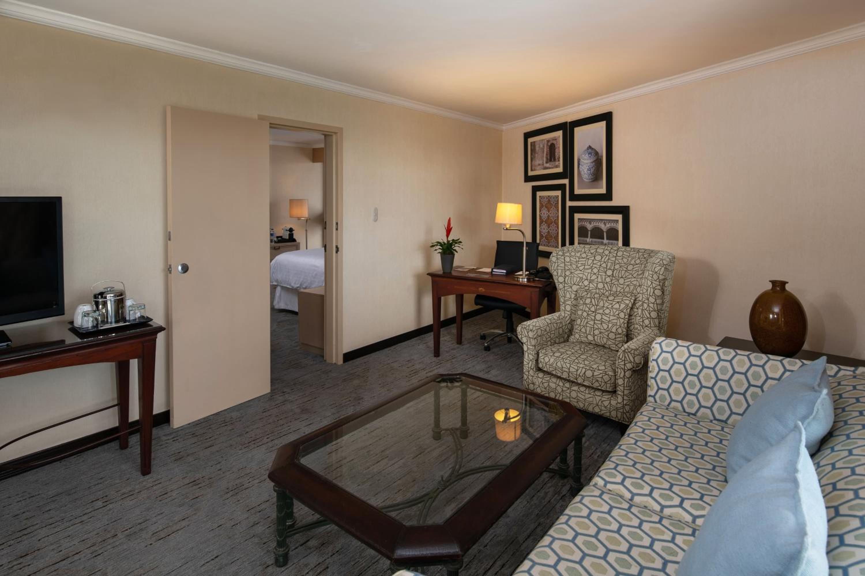 Club lounge access, 1 Bedroom Studio Suite, Pool front view