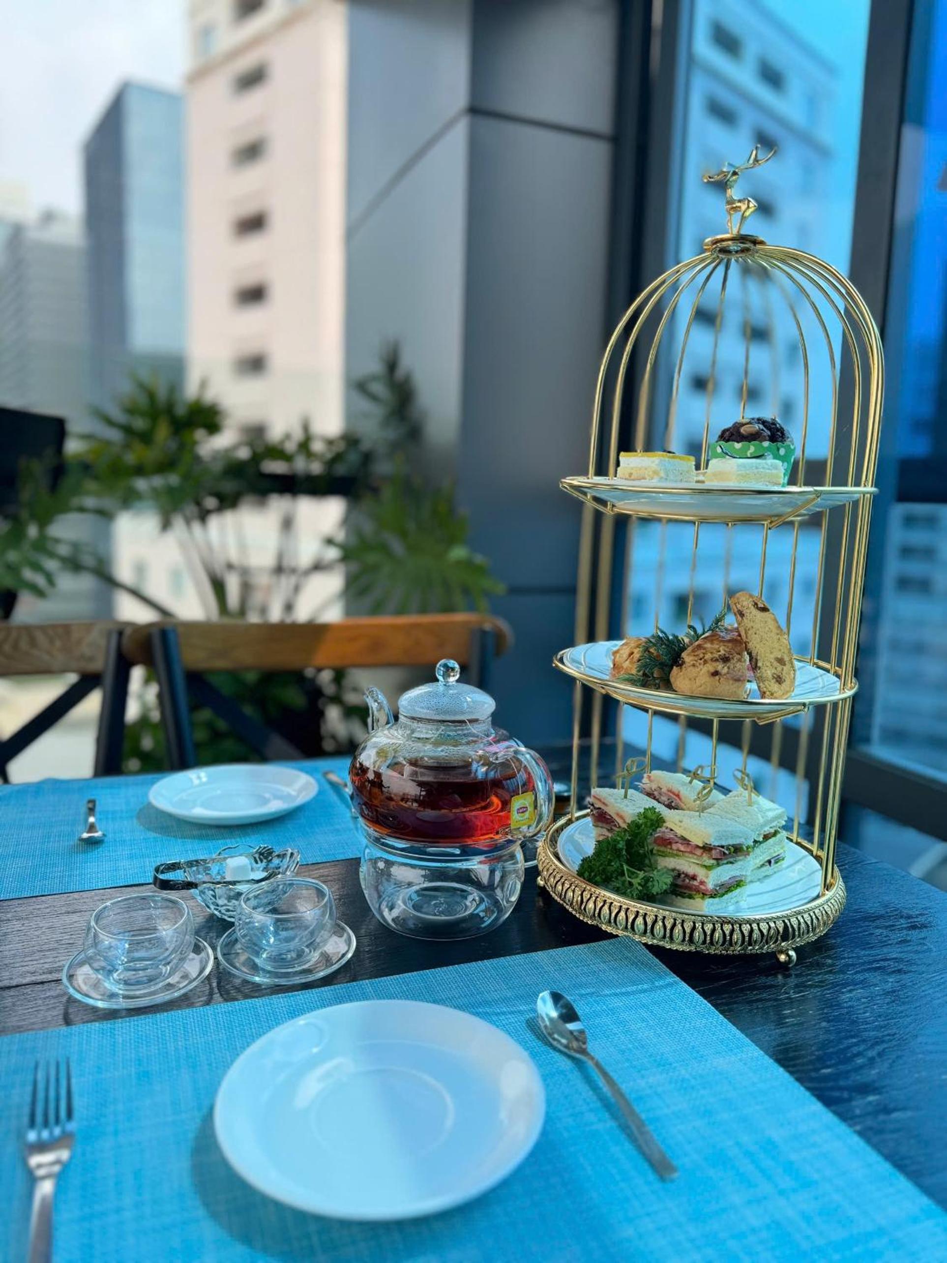 Business Room With One Queen Bed - Afternoon Tea