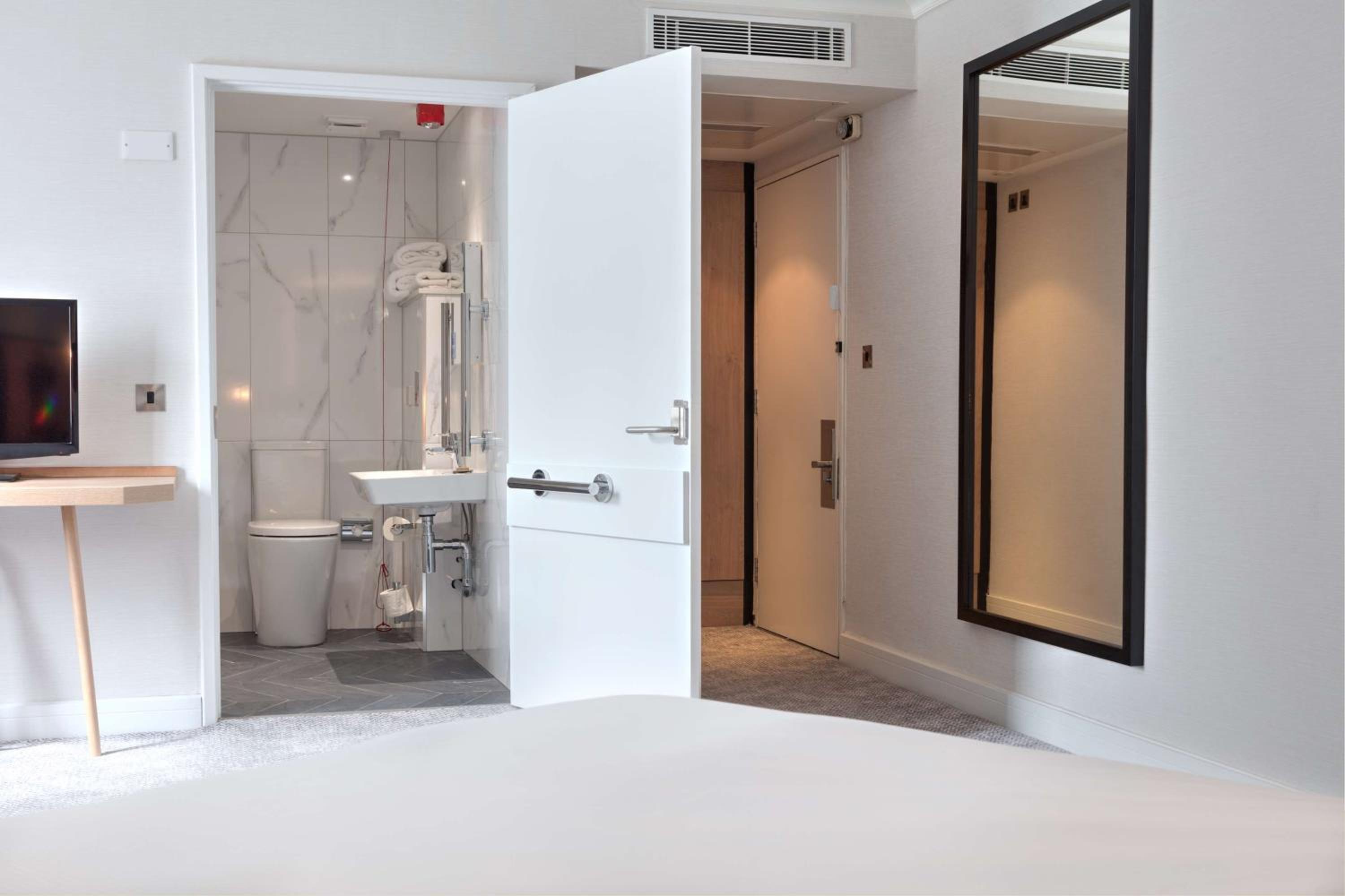 Queen Room - Accessible
