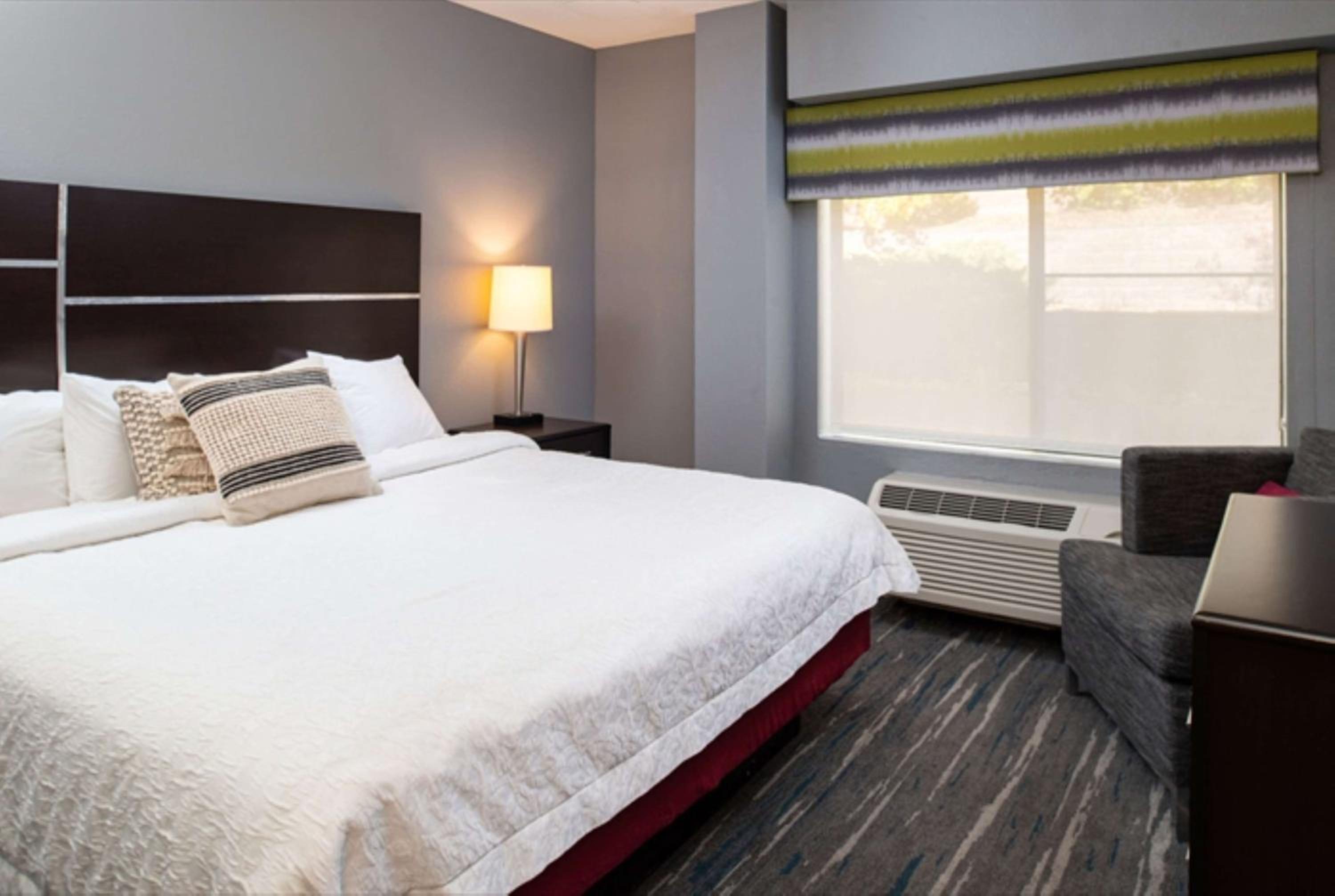 King Room with King Bed - Non-Smoking