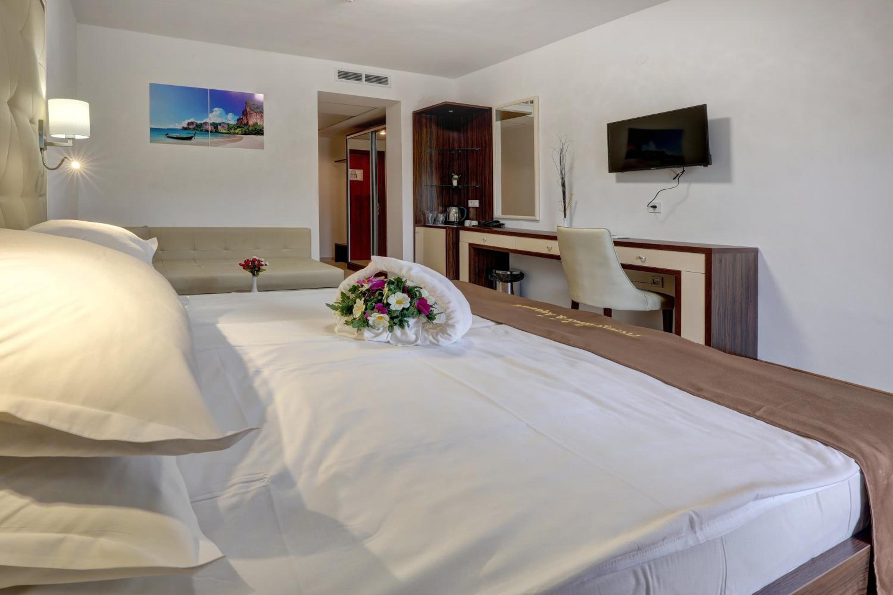 Premium Double Room With Balcony - Free Aquapark Access