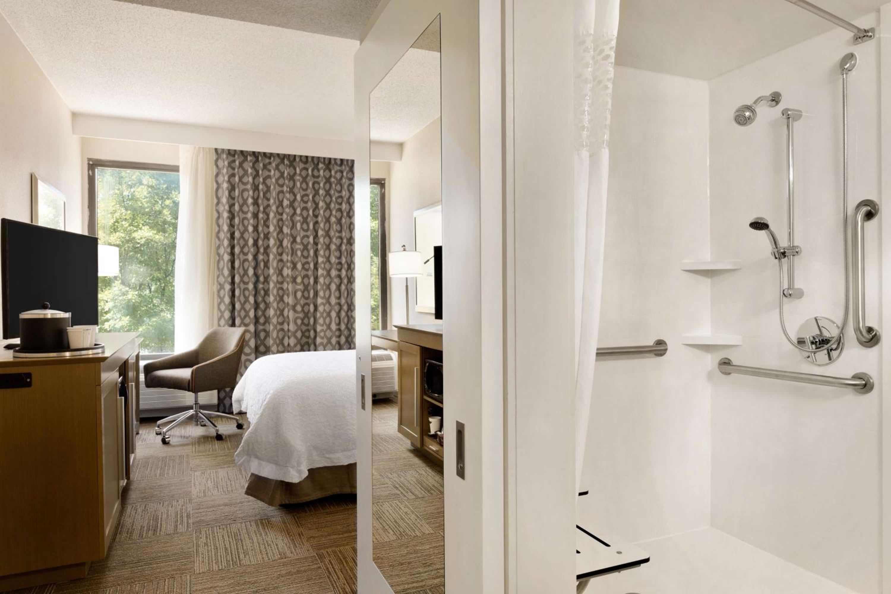 Queen Room with Roll-In Shower - Mobility Access/Non-Smoking