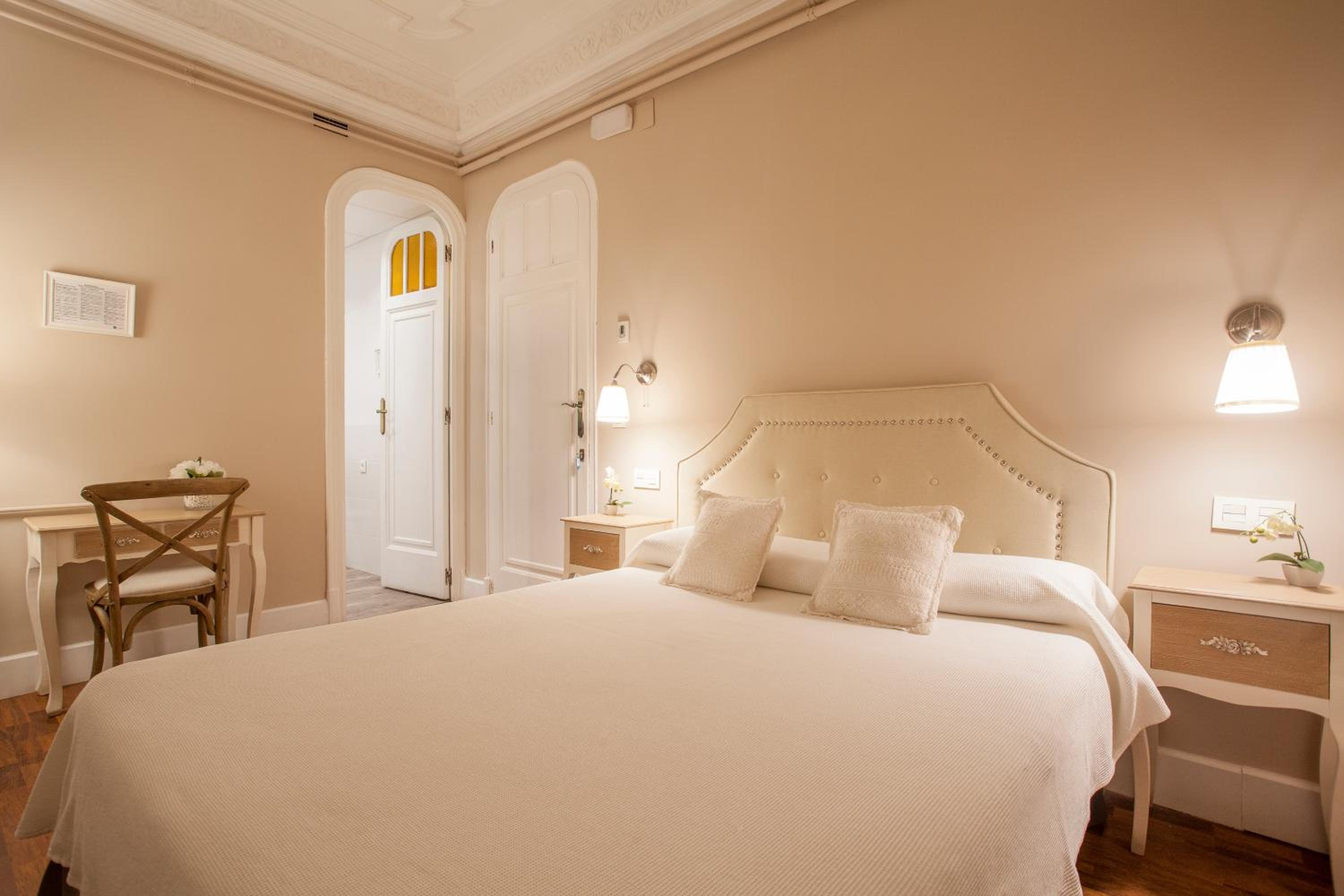 Standard Queen Room With Private bathroom