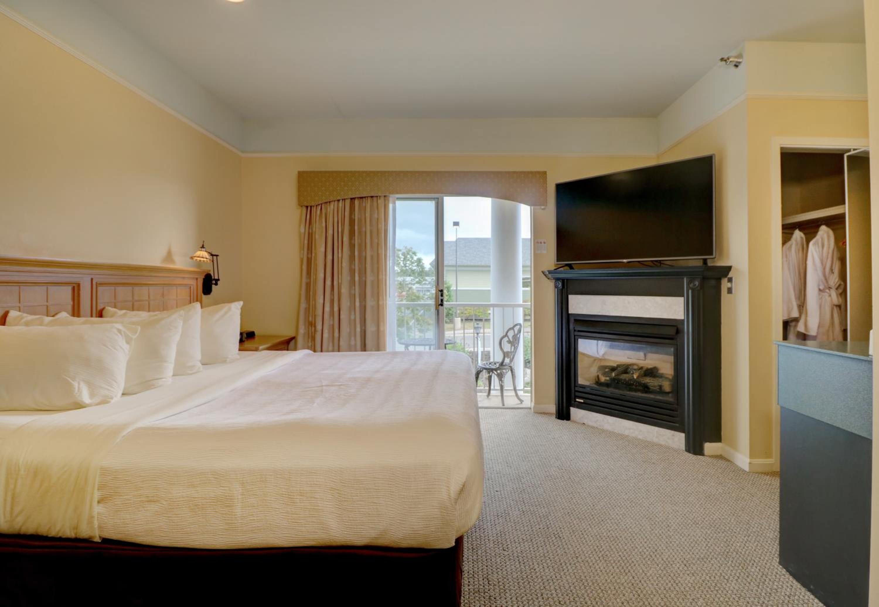 Spa Suite 1 King with Balcony