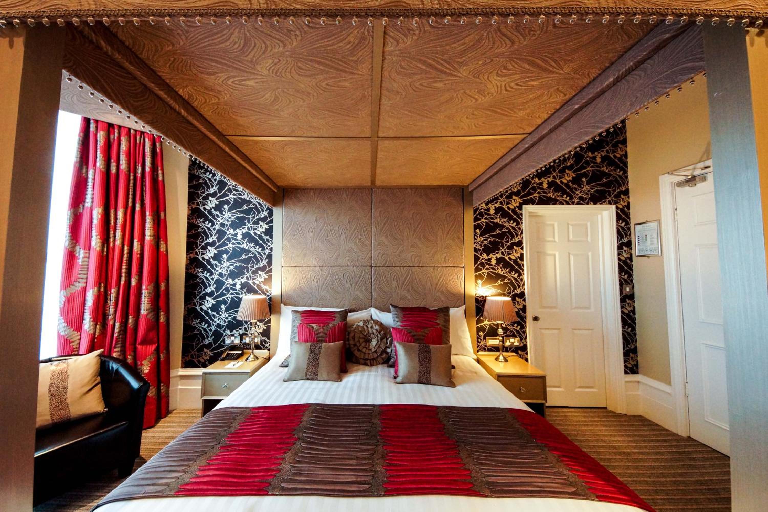 Deluxe King Room with King Bed and View - Non-Smoking