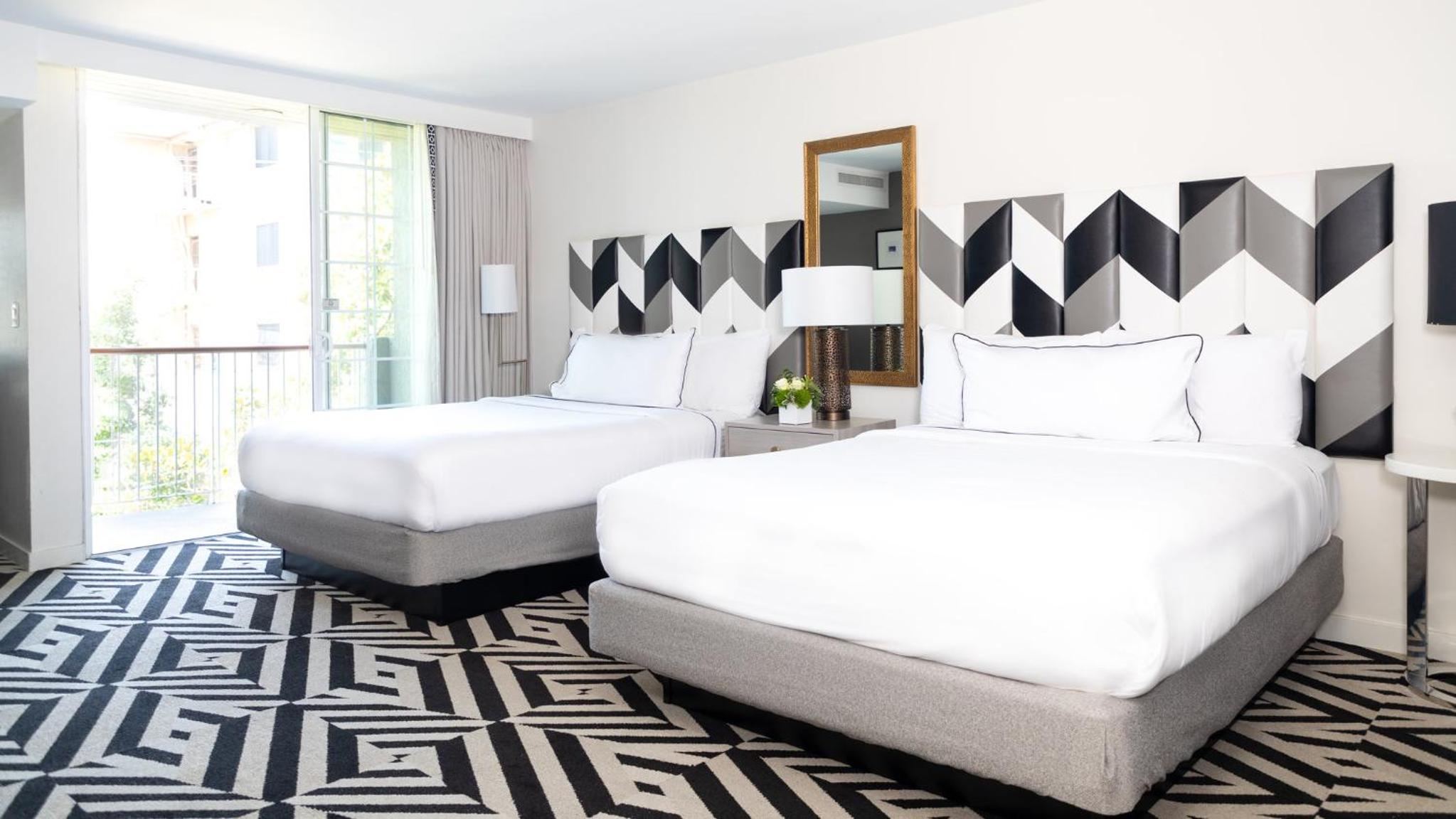 Premier 2 Queens Suite with Balcony