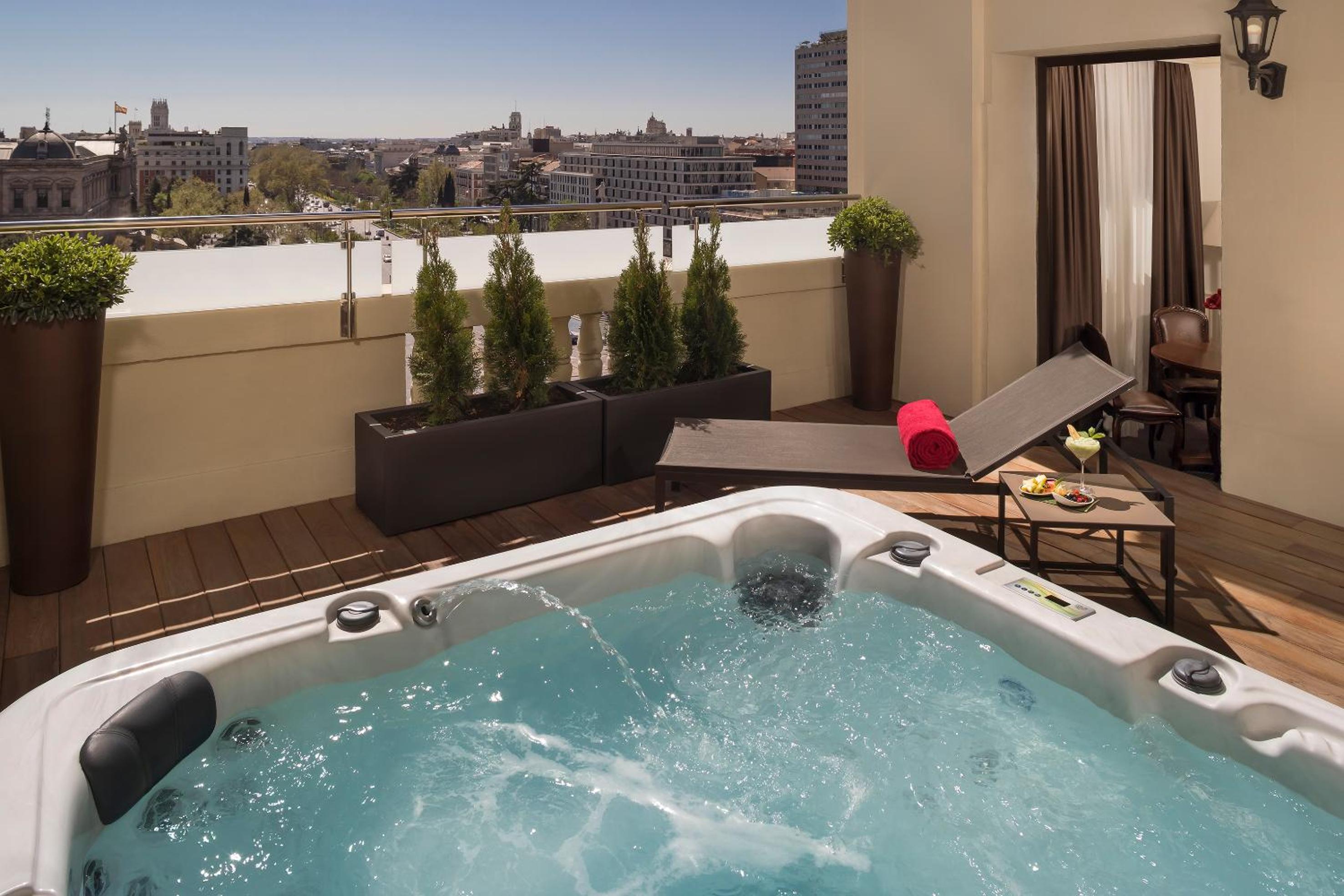 Colon Penthouse Suite Red Level