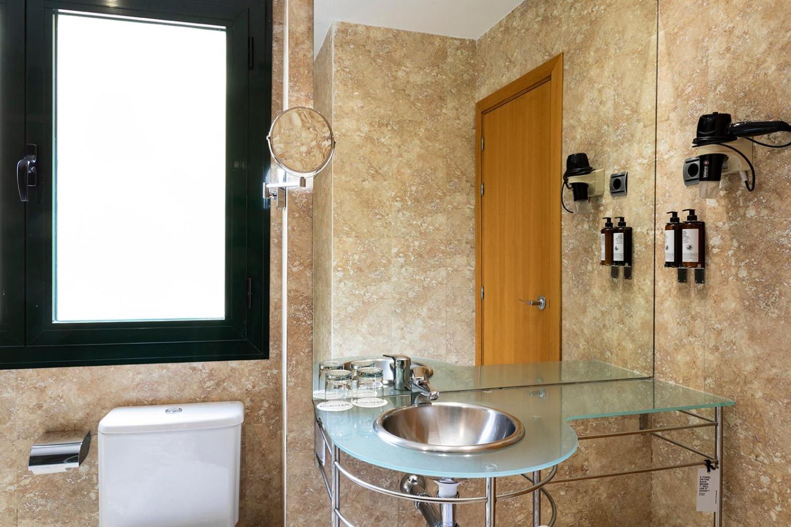 Double or Twin Room (1-2 Adults)