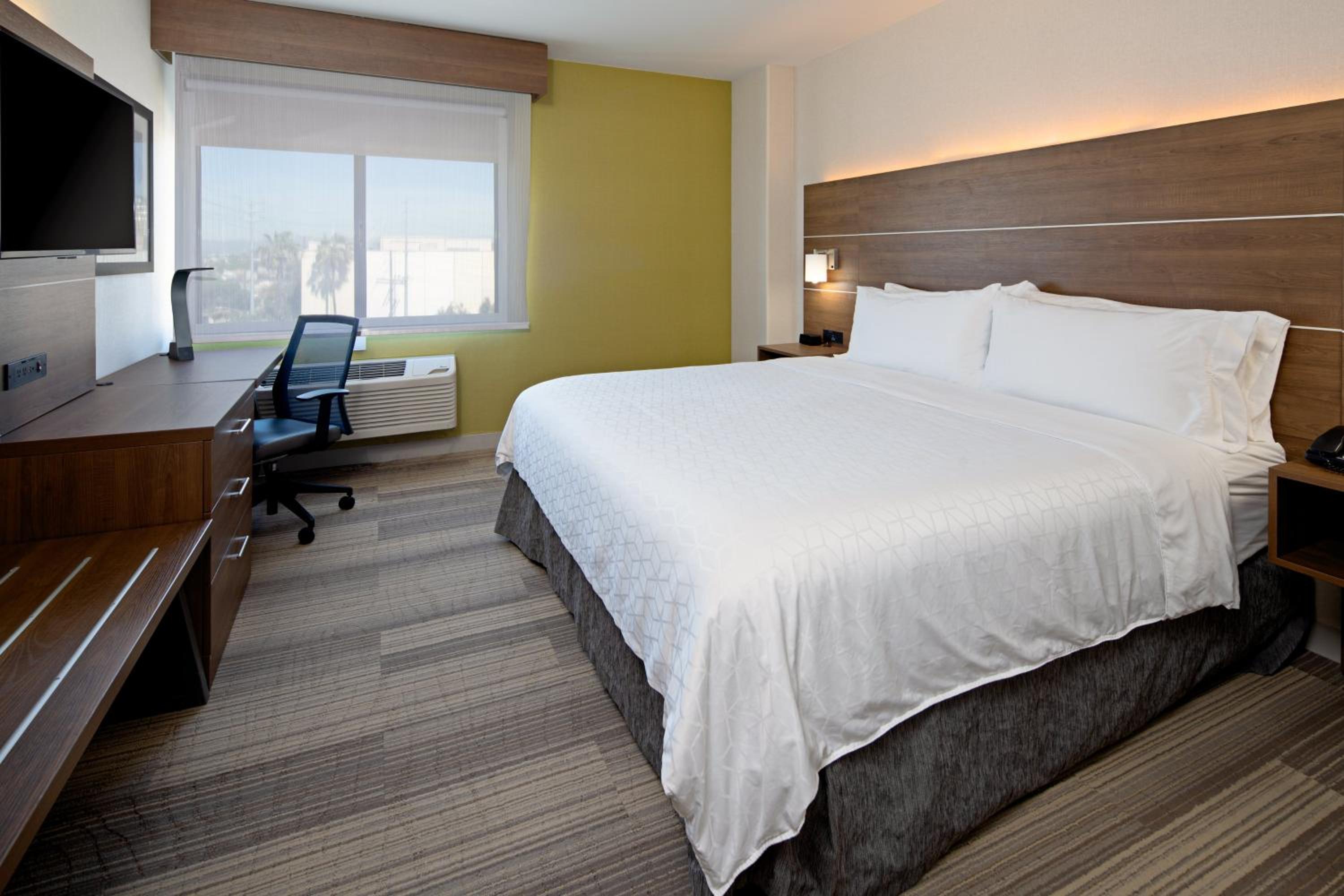 Standard King Room with Mobility Accessible Tub