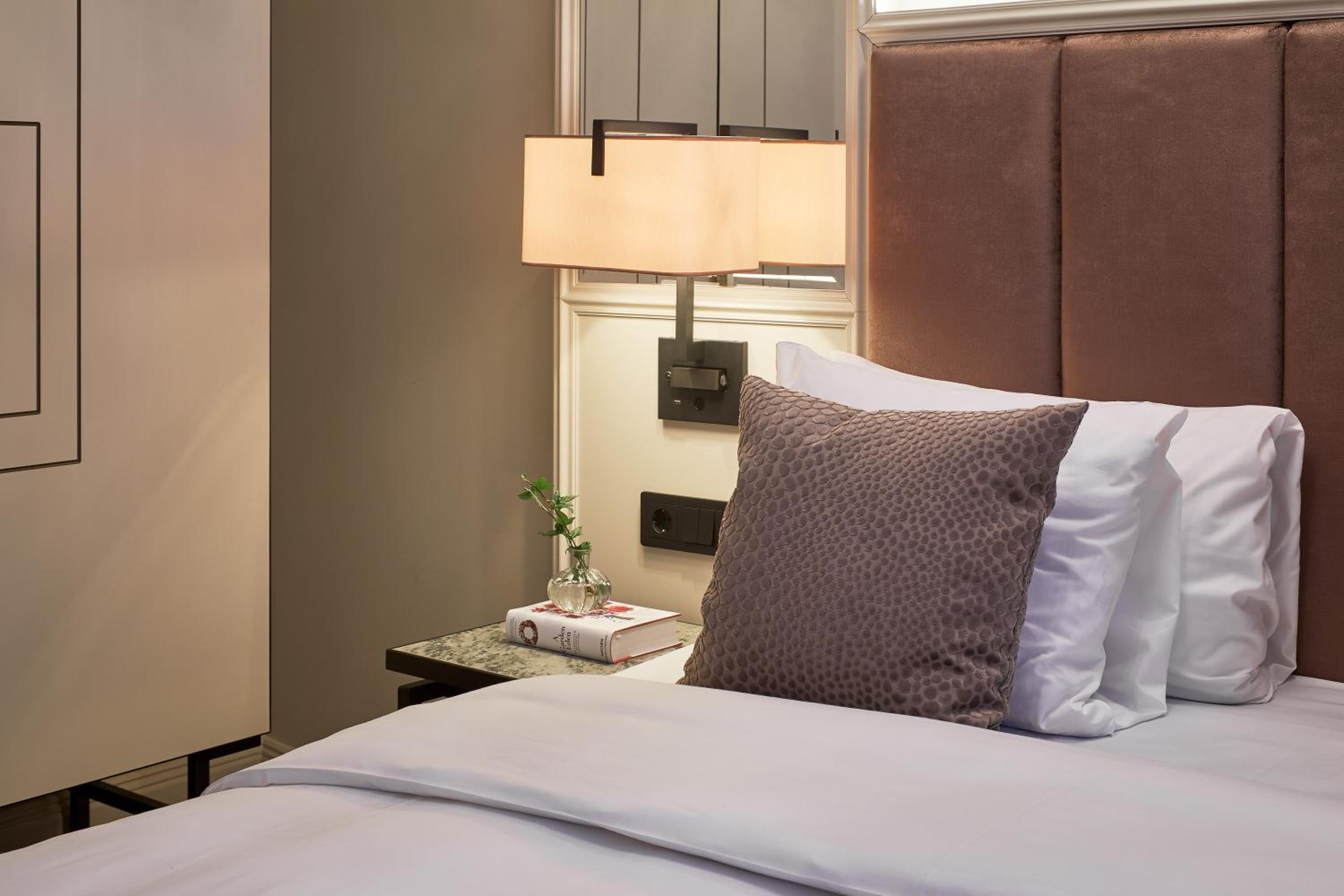 Elegant Essential (55 in bed)