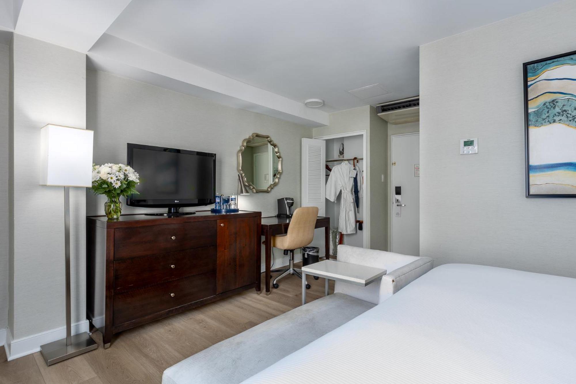 Senate Room with King Bed