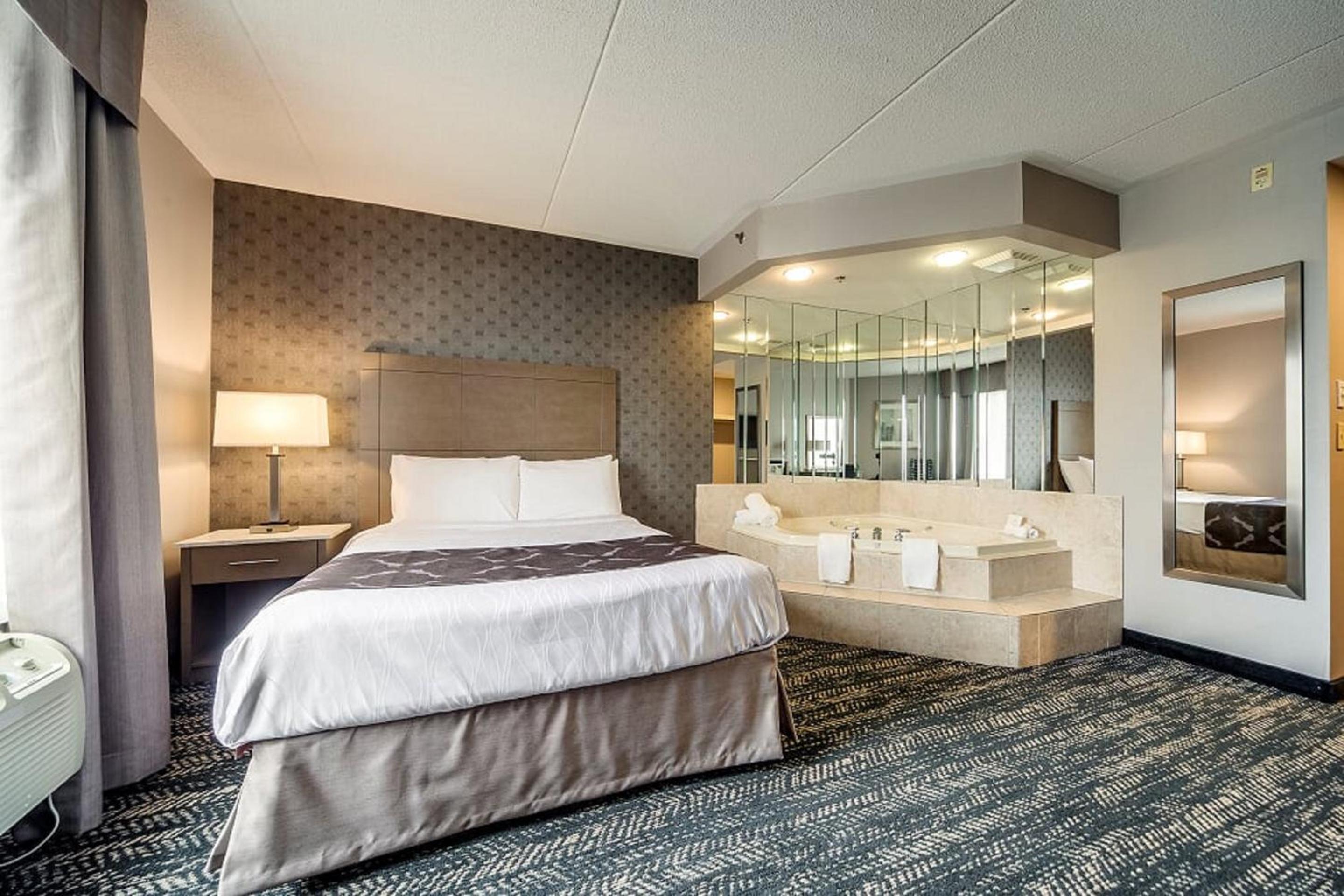 Queen Suite with Jetted Tub