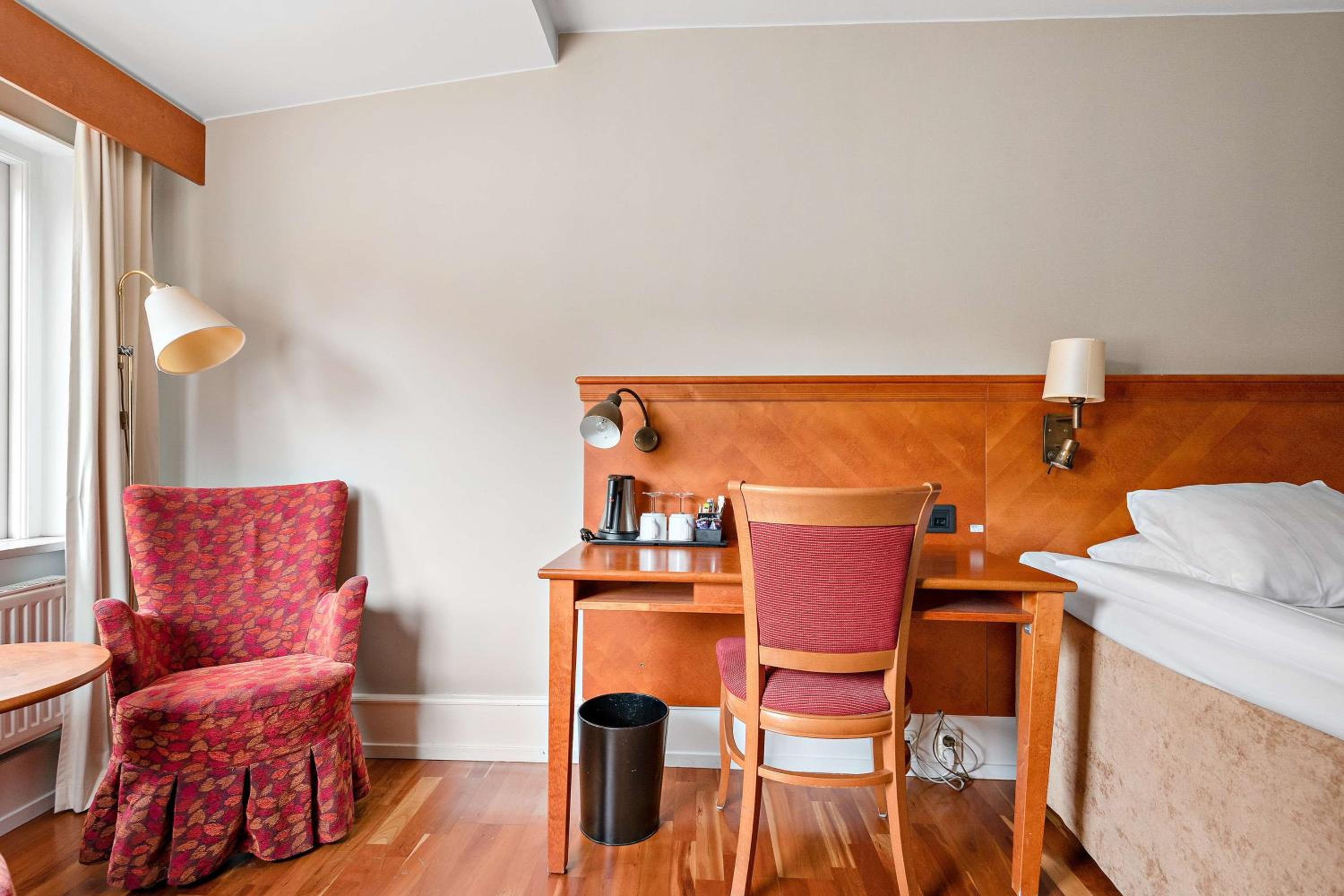 Standard Double Room with Two Single Beds - Non-Smoking