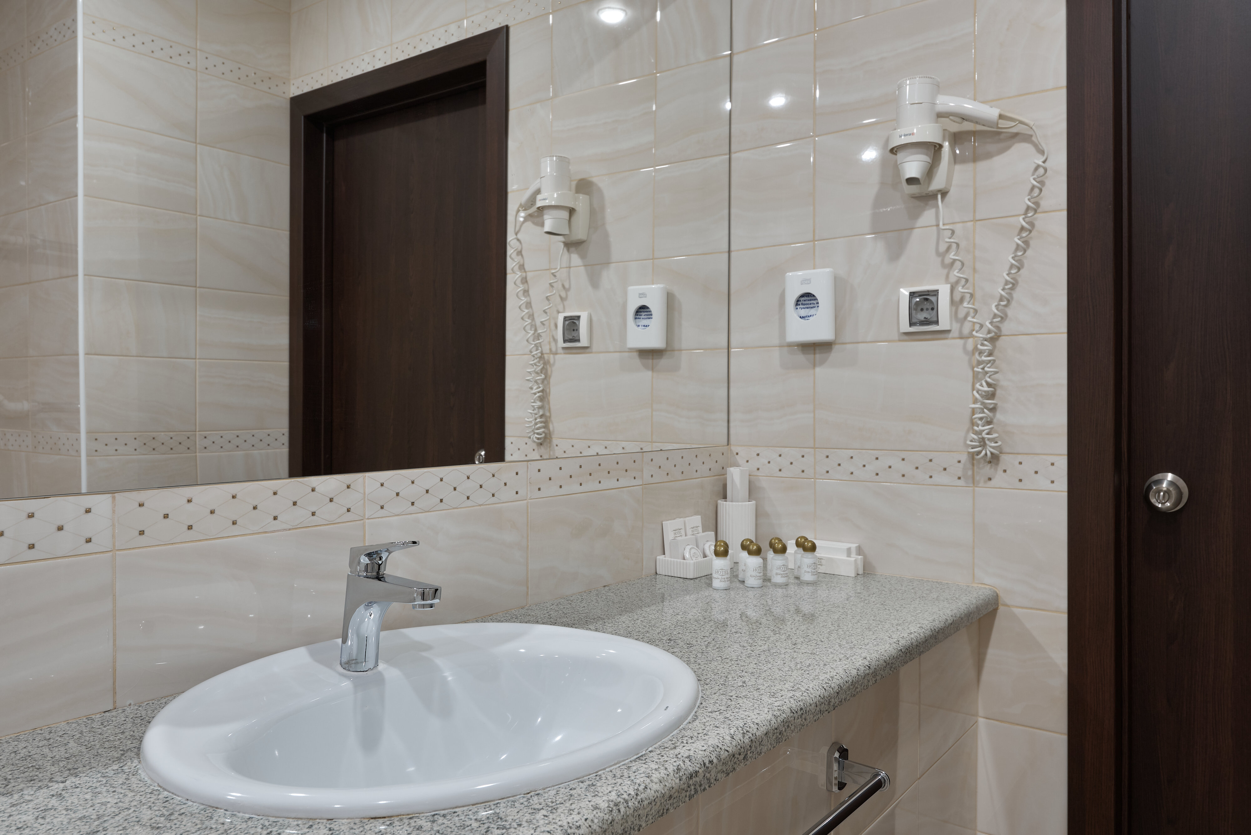 Улучшенный номер первой категории с двуспальной кроватью