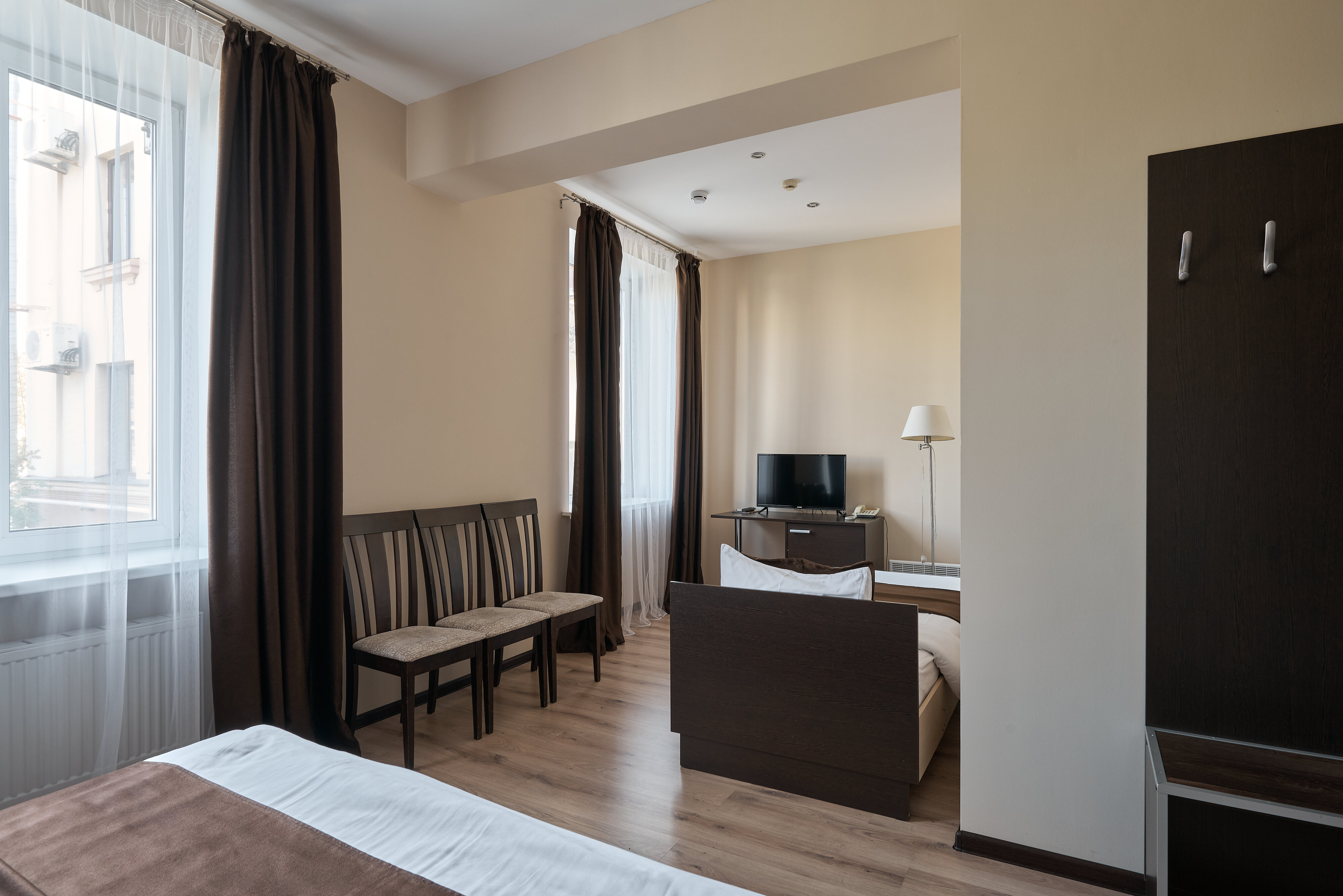 Семейный номер первой категории с тремя односпальными кроватями