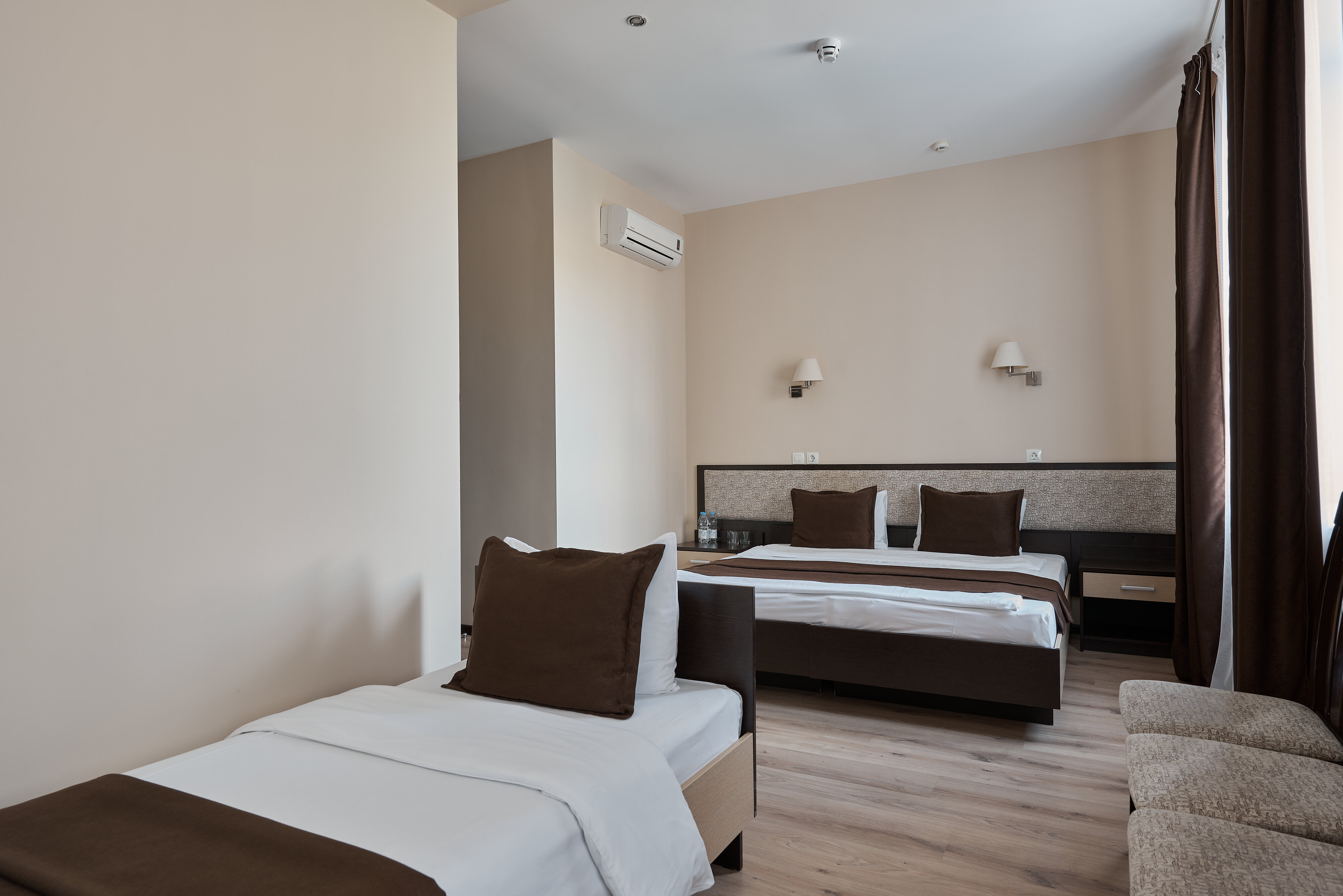 Семейный номер первой категории с тремя односпальными кроватями