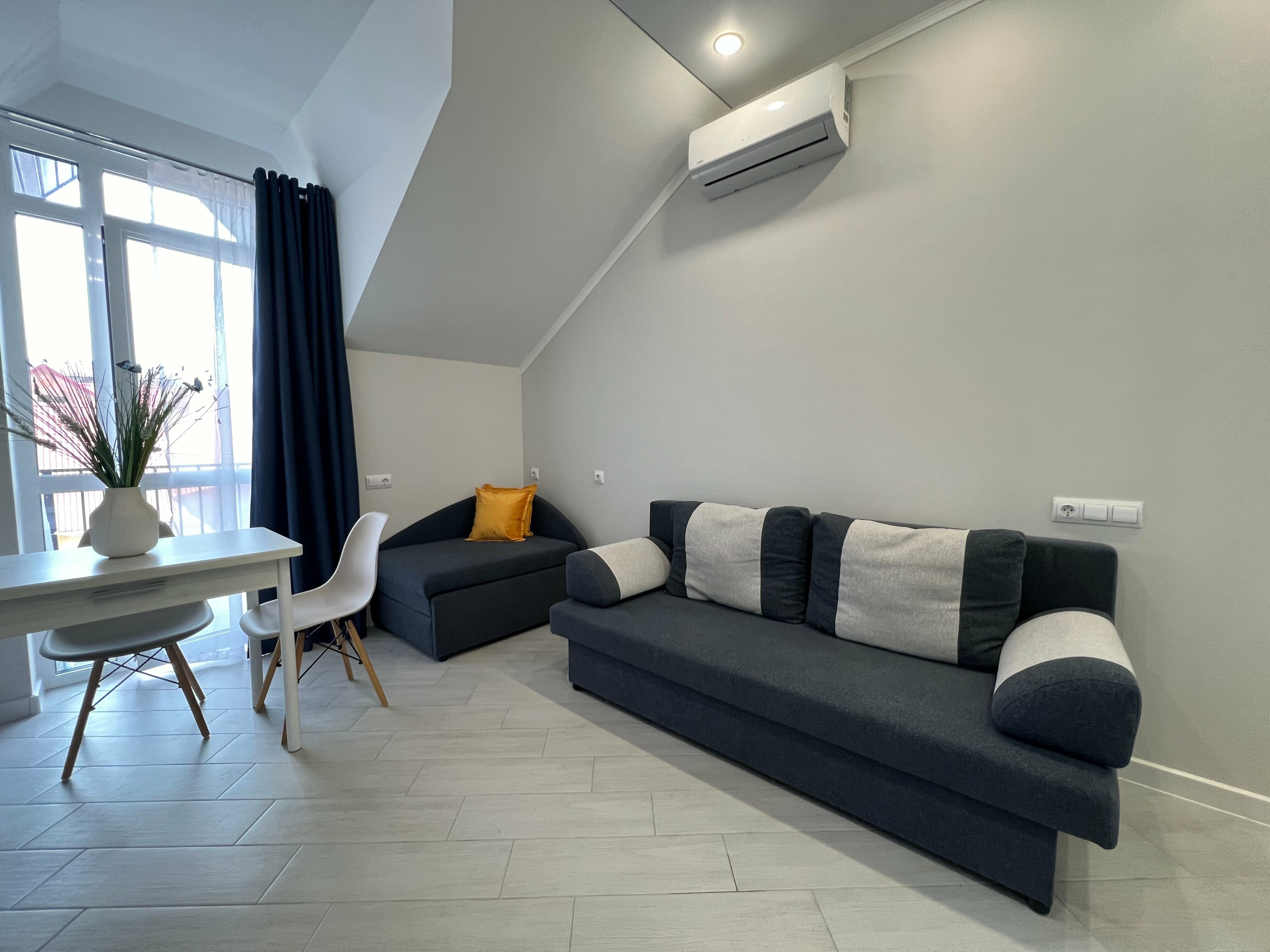 Трехместный номер с балконом