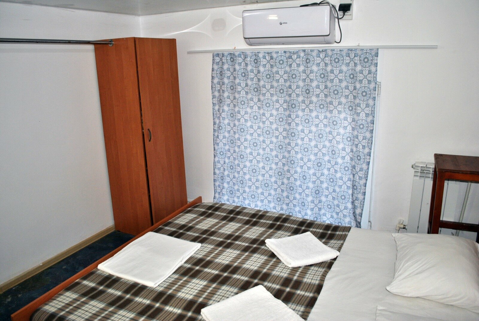 Трехместный номер эконом-класса с общей ванной комнатой