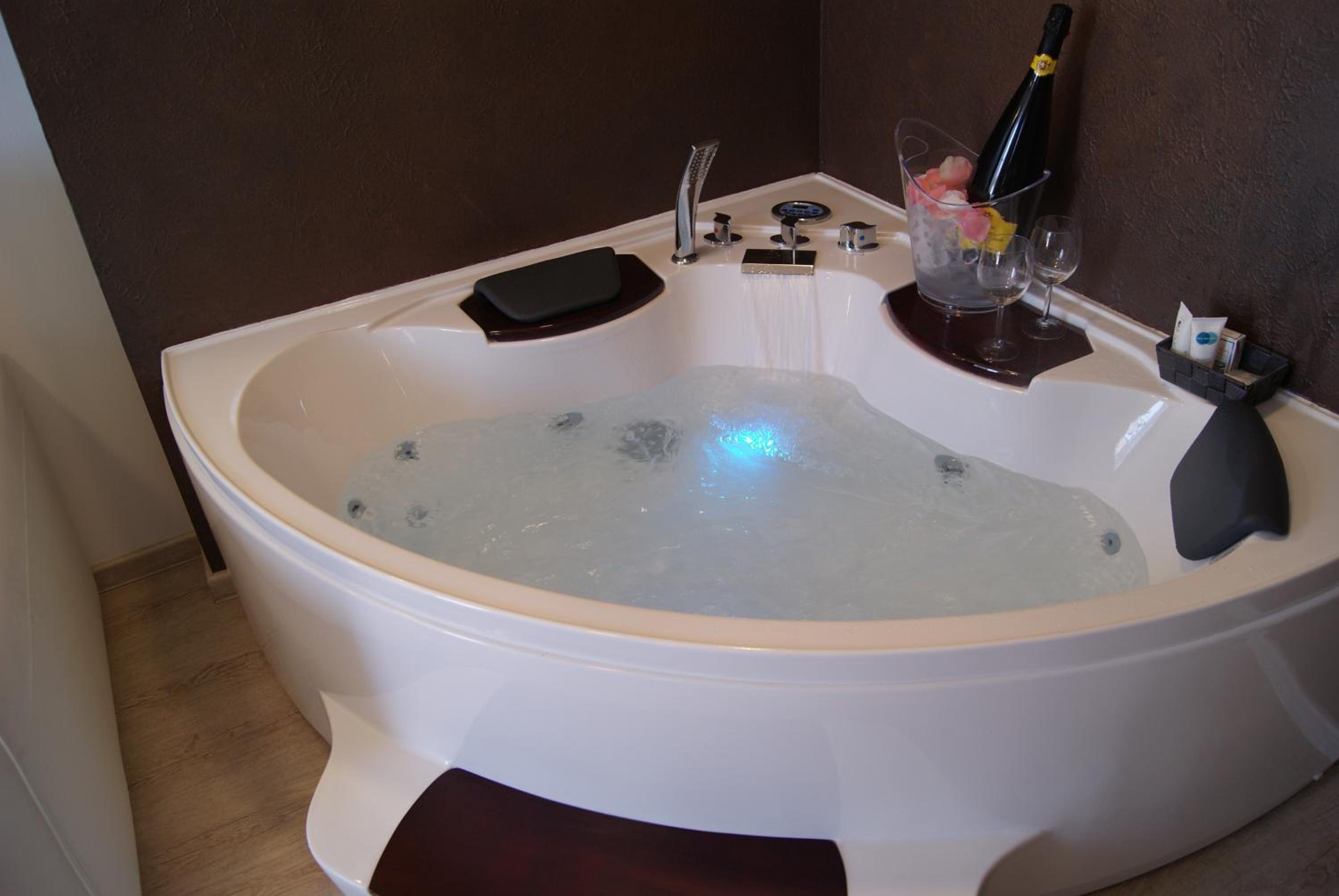 Deluxe Suite with Spa Bath