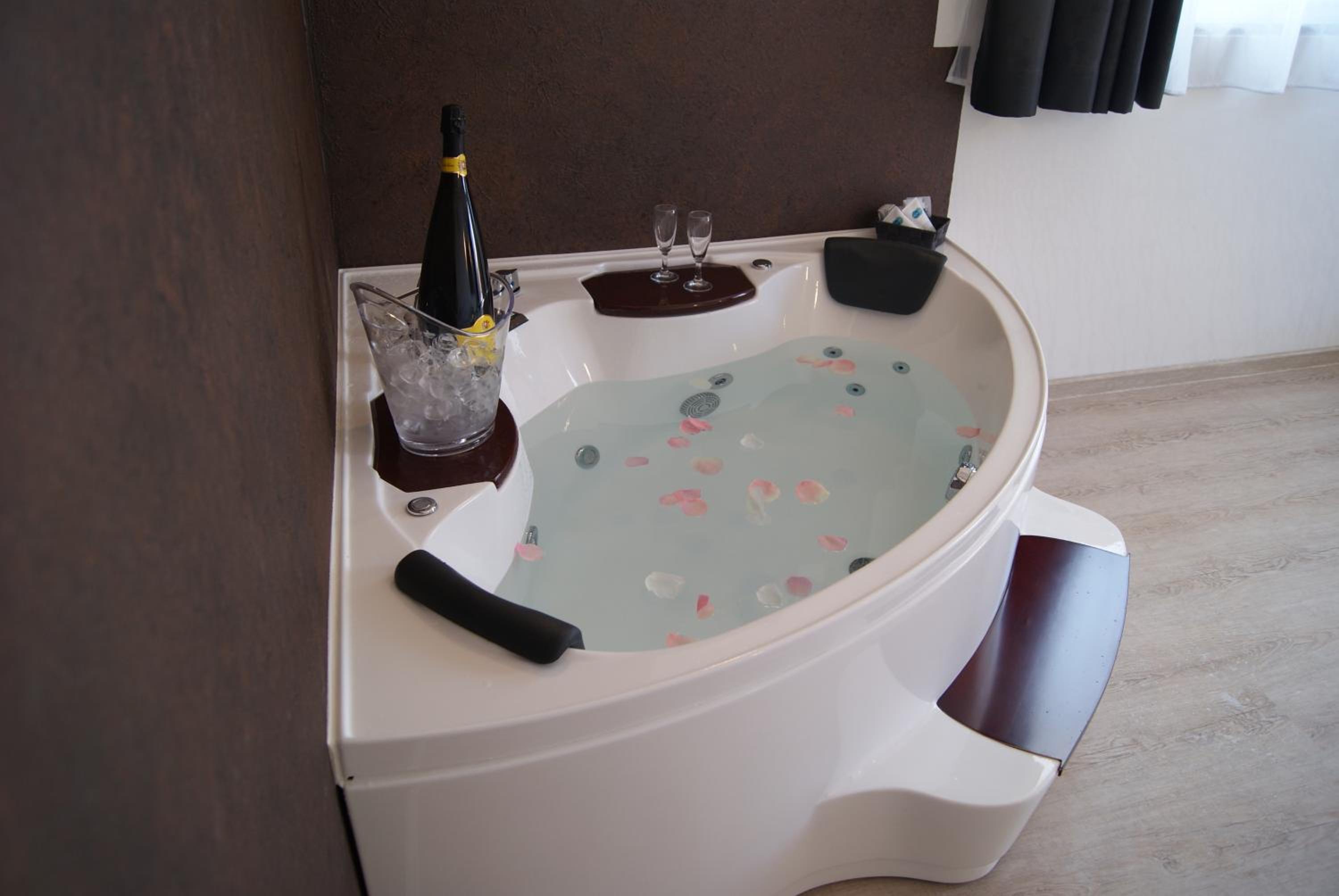 Deluxe Suite with Spa Bath
