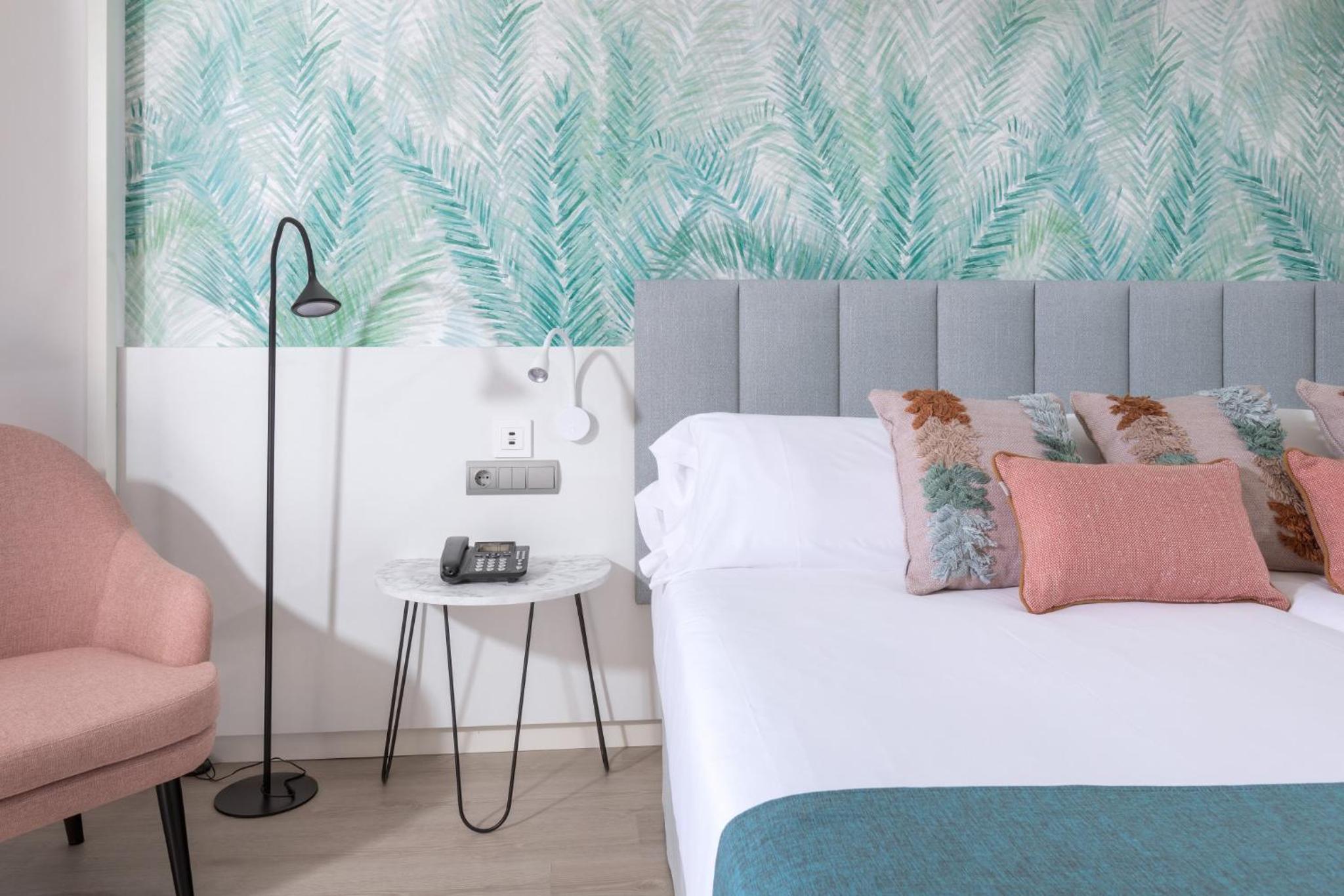 Deluxe Room Beach View (2 adults)