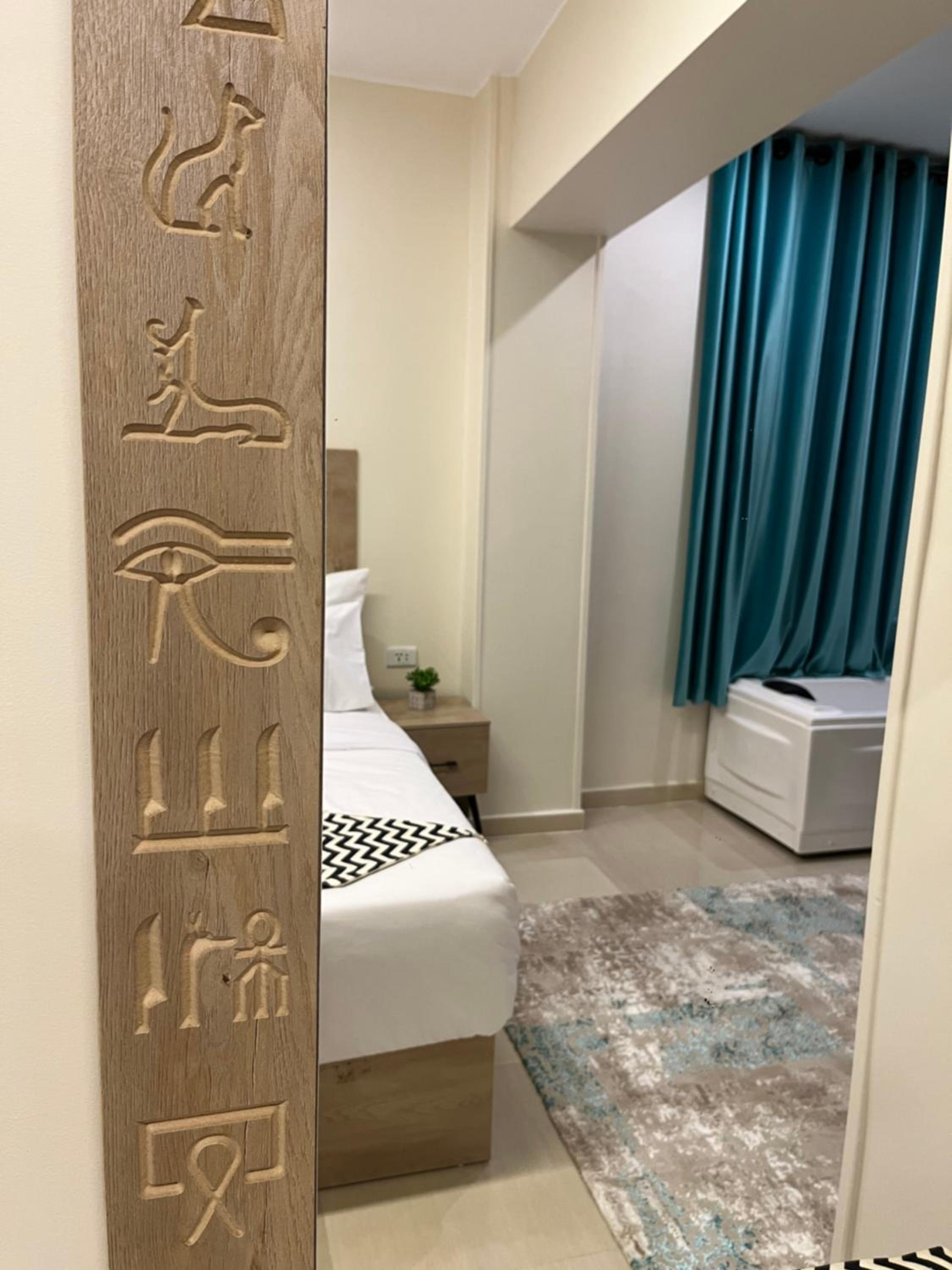 Executive Suite Panoramic Front Pyramids & Sphinx view