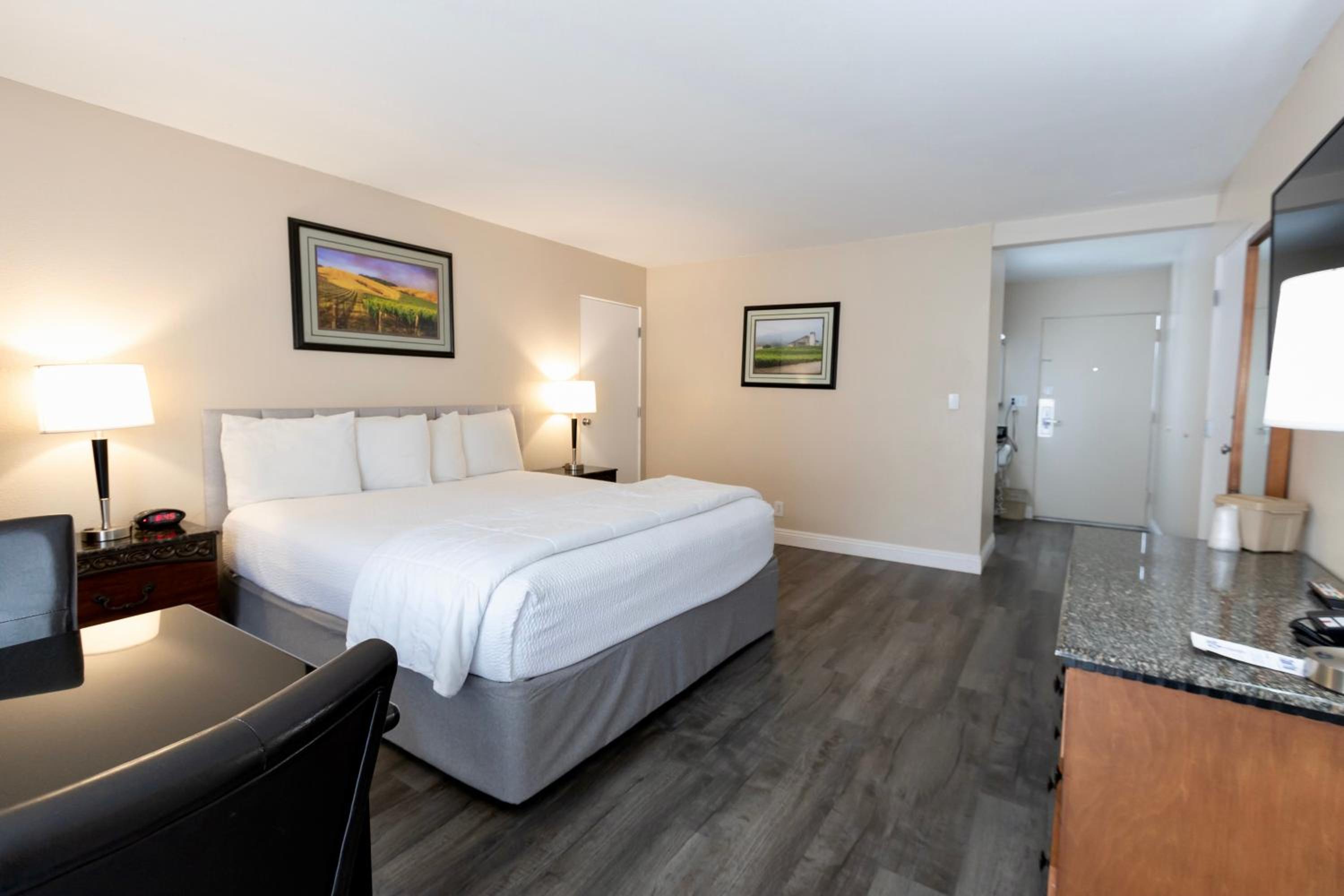 Deluxe King Room Downstairs