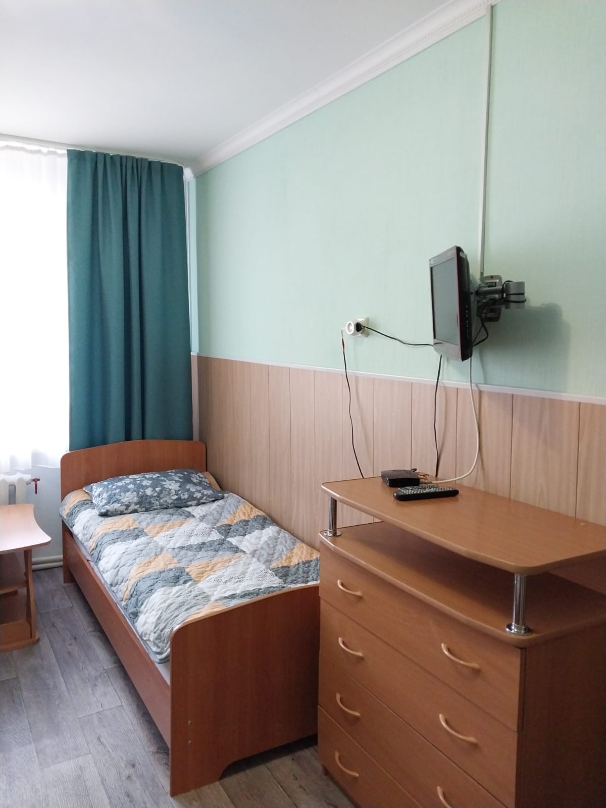 Двухместный номер с 2 отдельными кроватями и общим туалетом