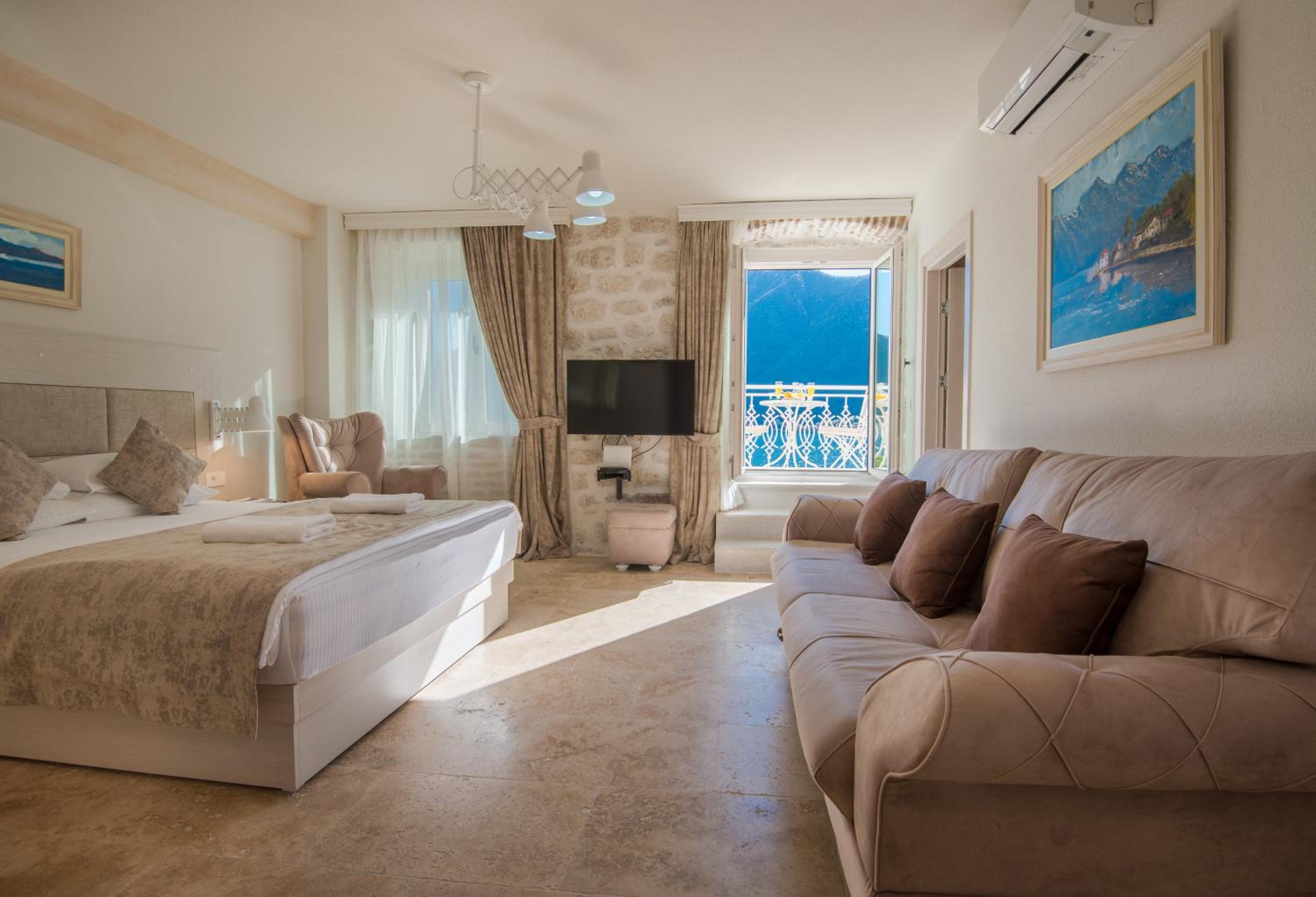 Deluxe Apartment with sea view and balcony / Annex C