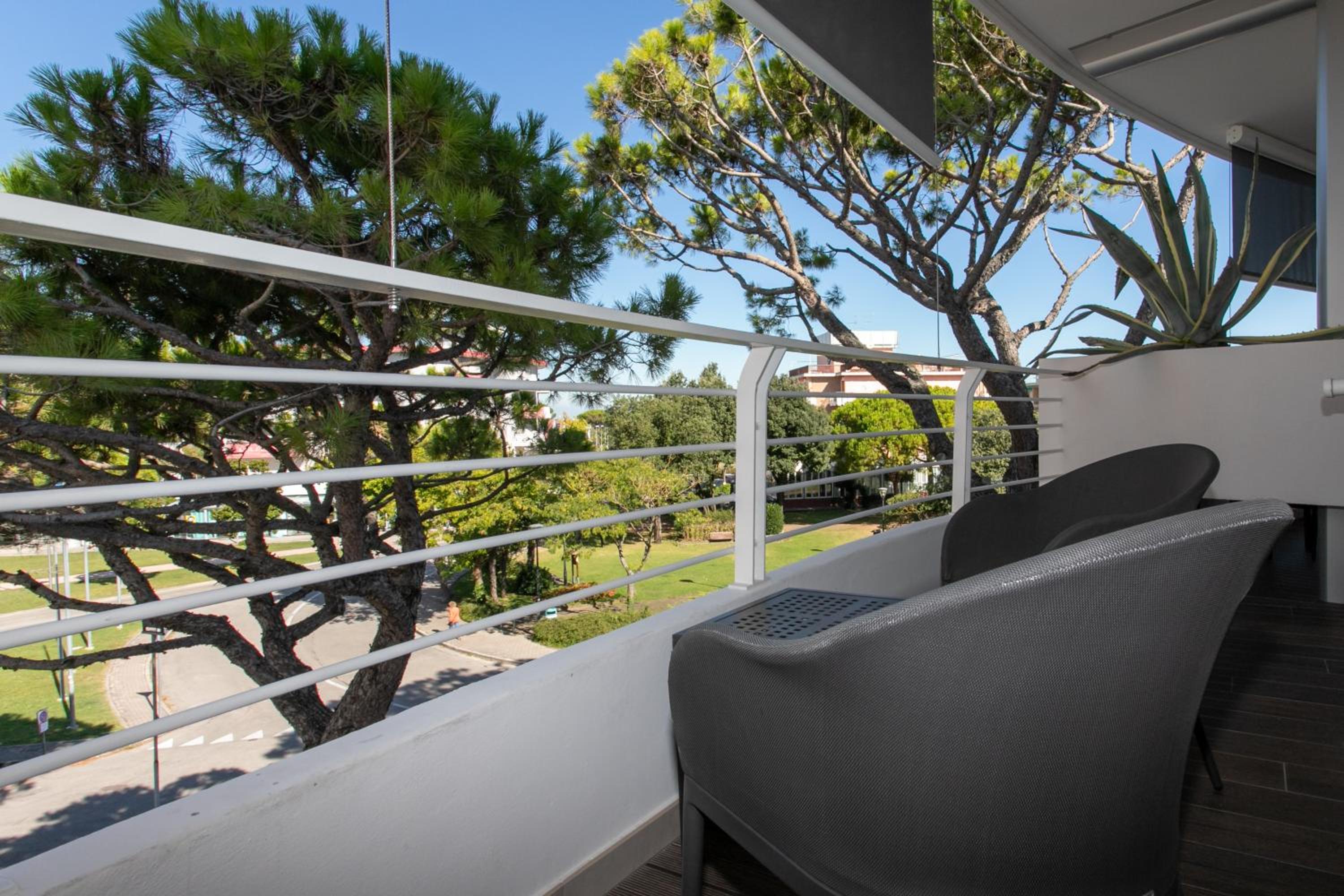 Standard Double or Twin Room with Square View