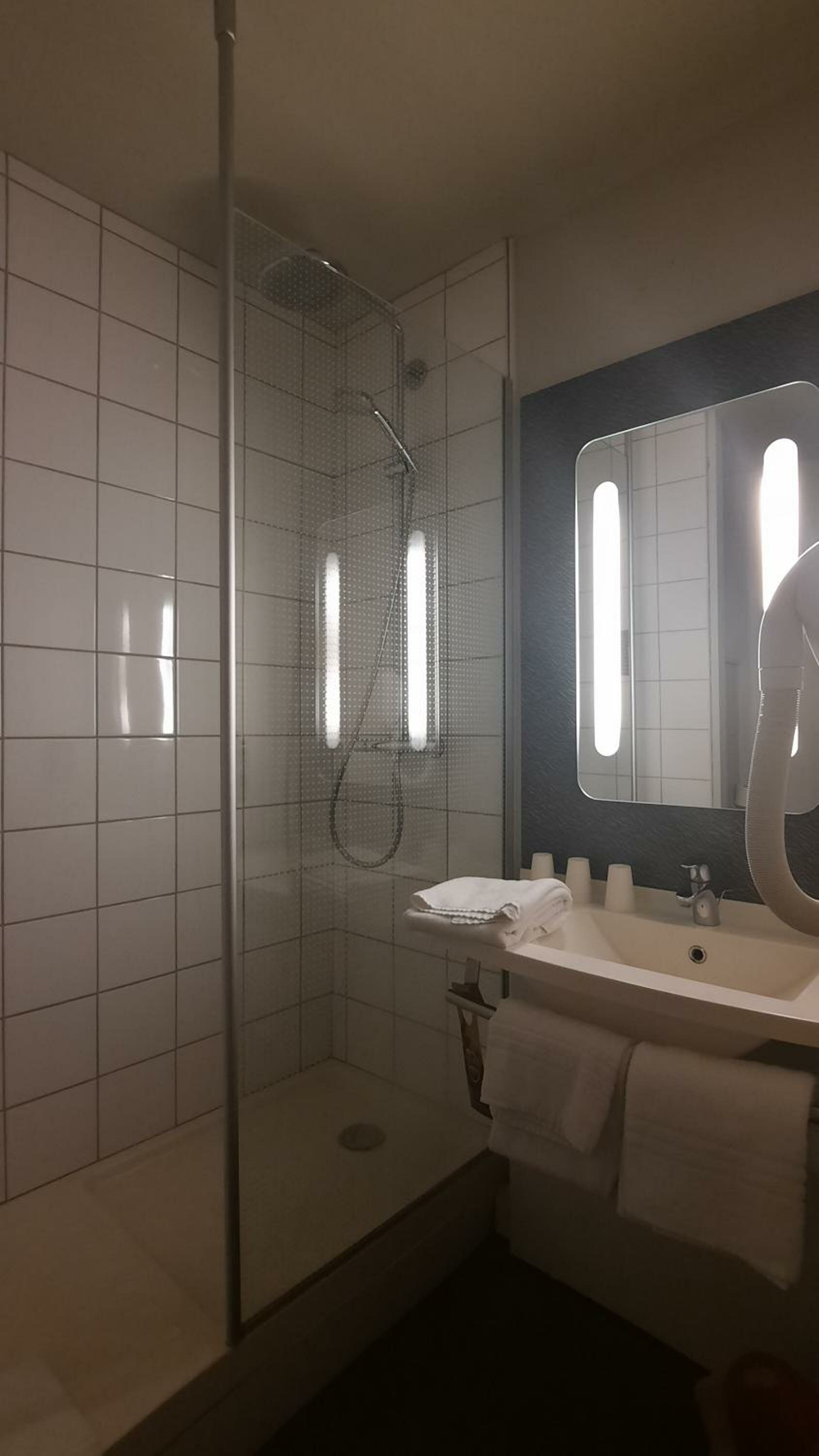 Standard Room with One Double Bed and One Single Bed (for one kid up to 12 year old)