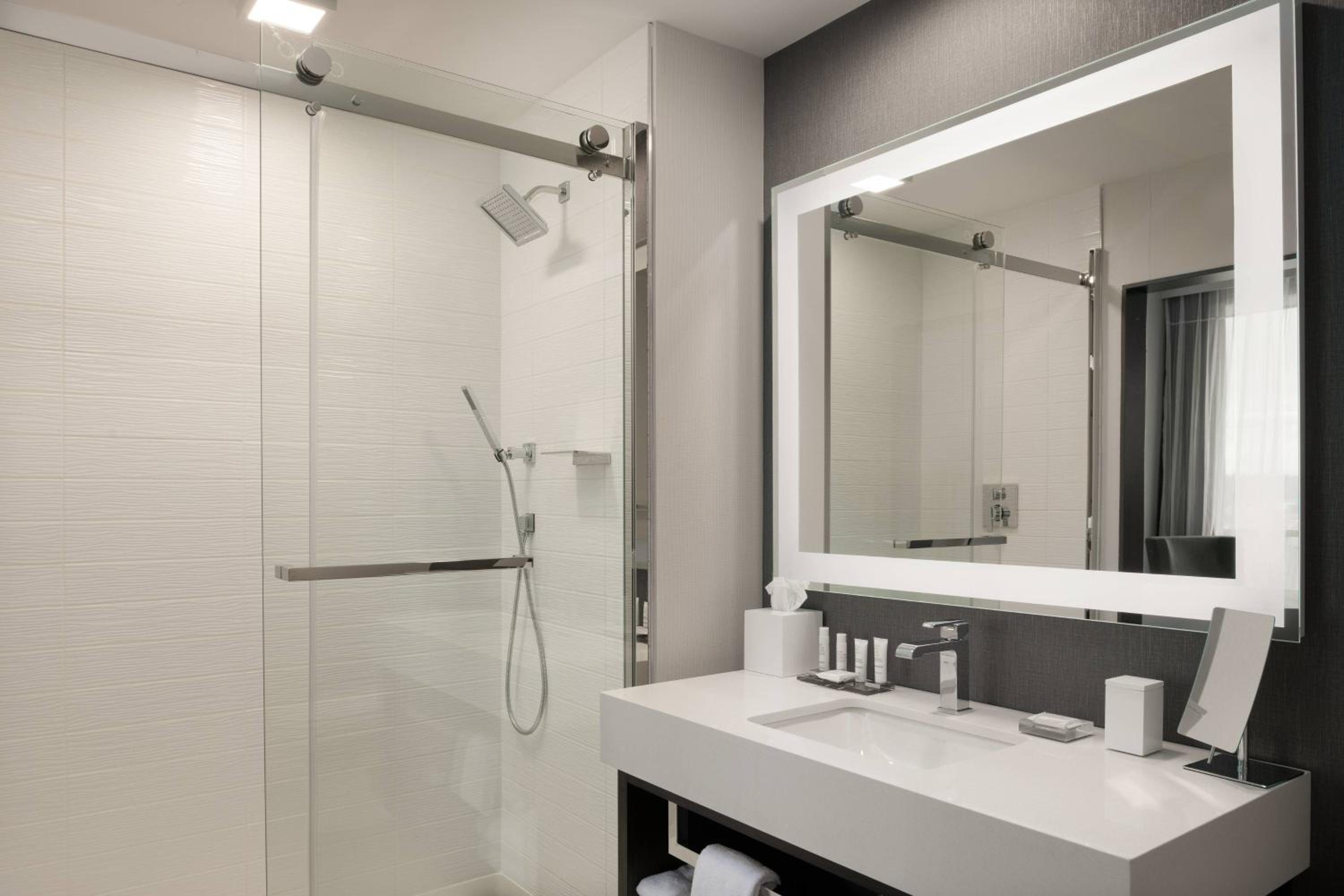 King Room with Adapted Tub - Mobility and Hearing Accessible