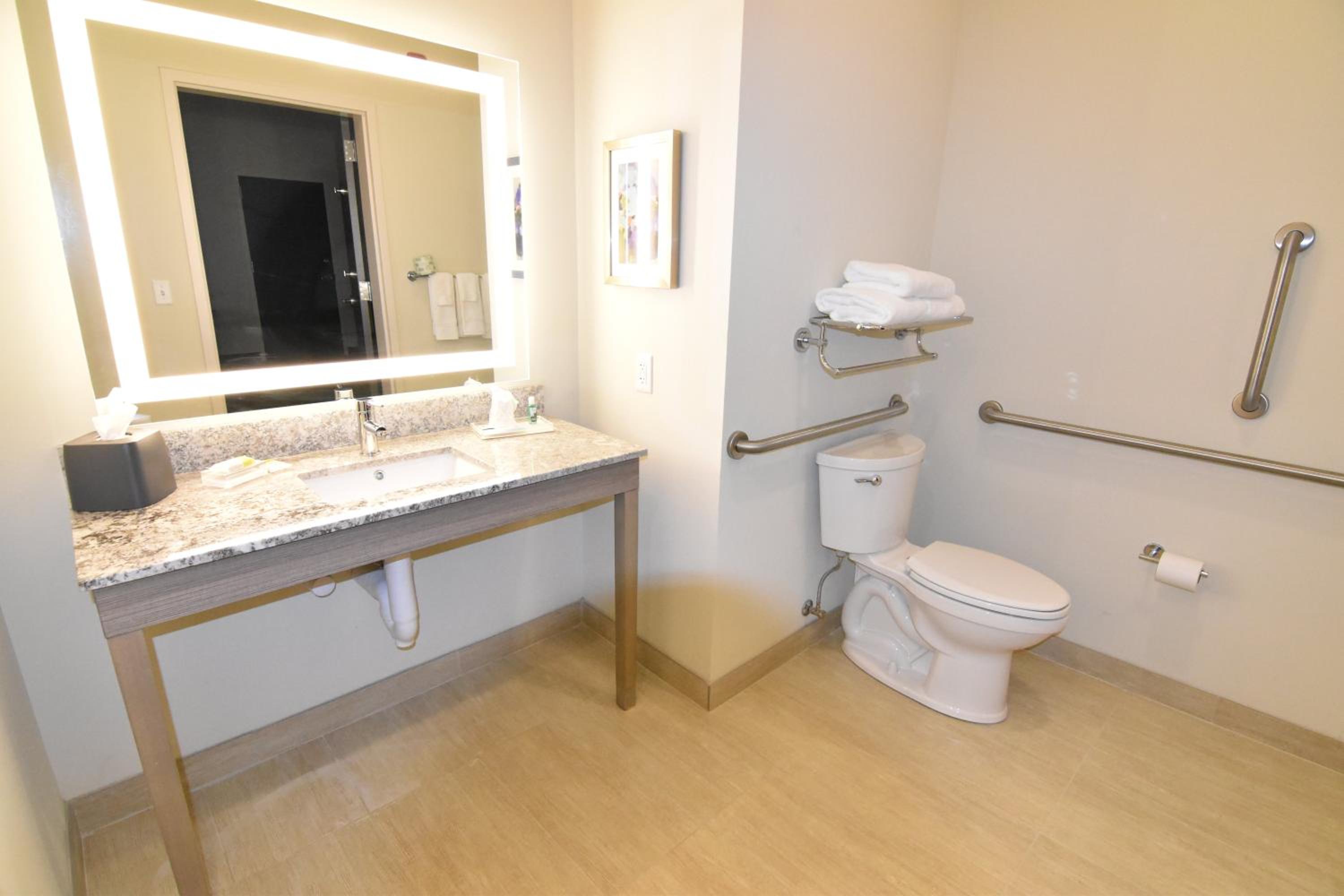 King Room - Mobility Access Tub - Non-Smoking