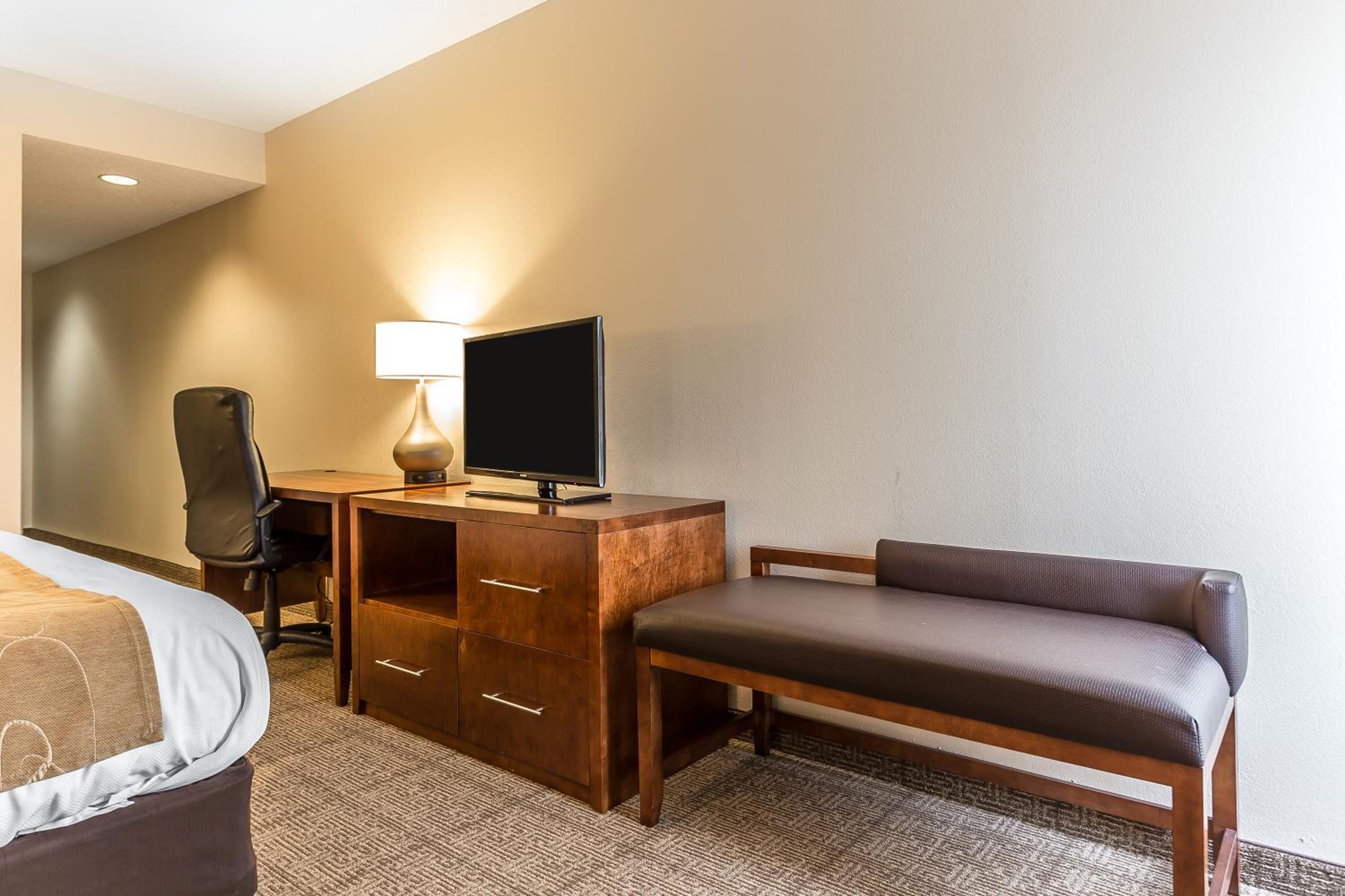 Standard King Room - Non-Smoking 