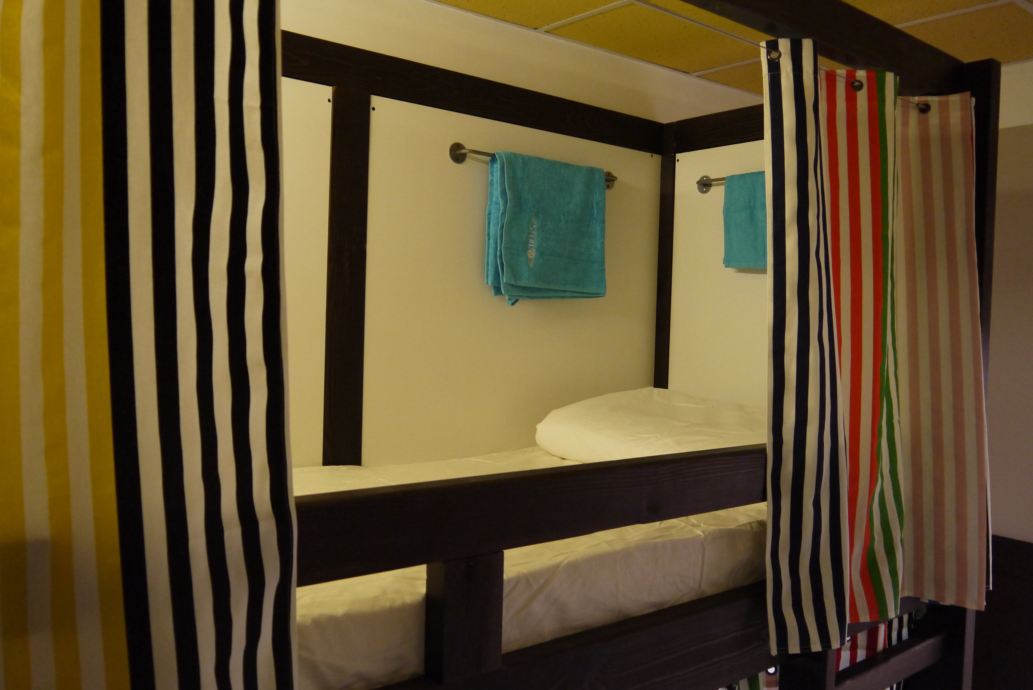 Кровать в общем 4-местном номере для мужчин и женщин