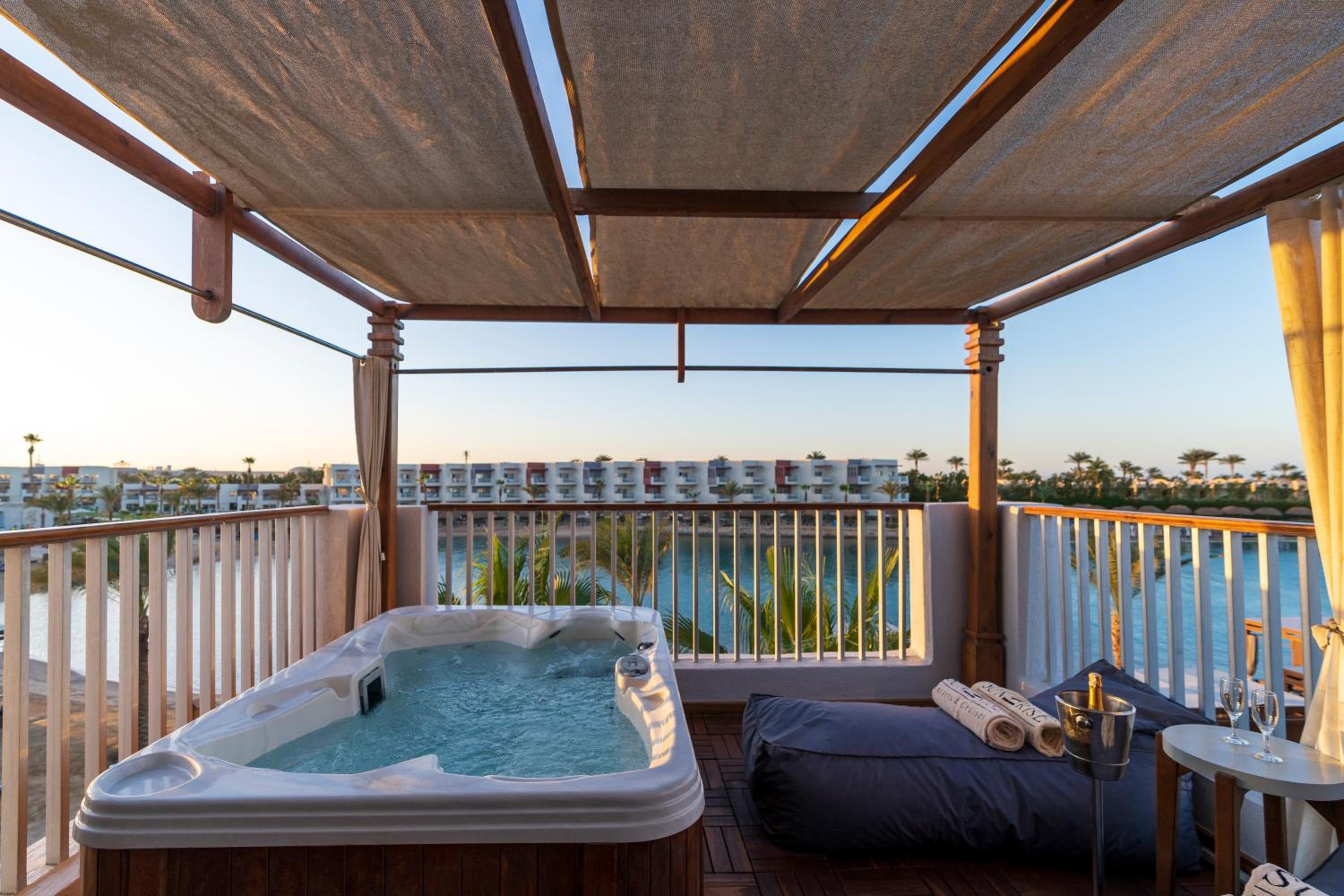  Jacuzzi Suite - Posh Club