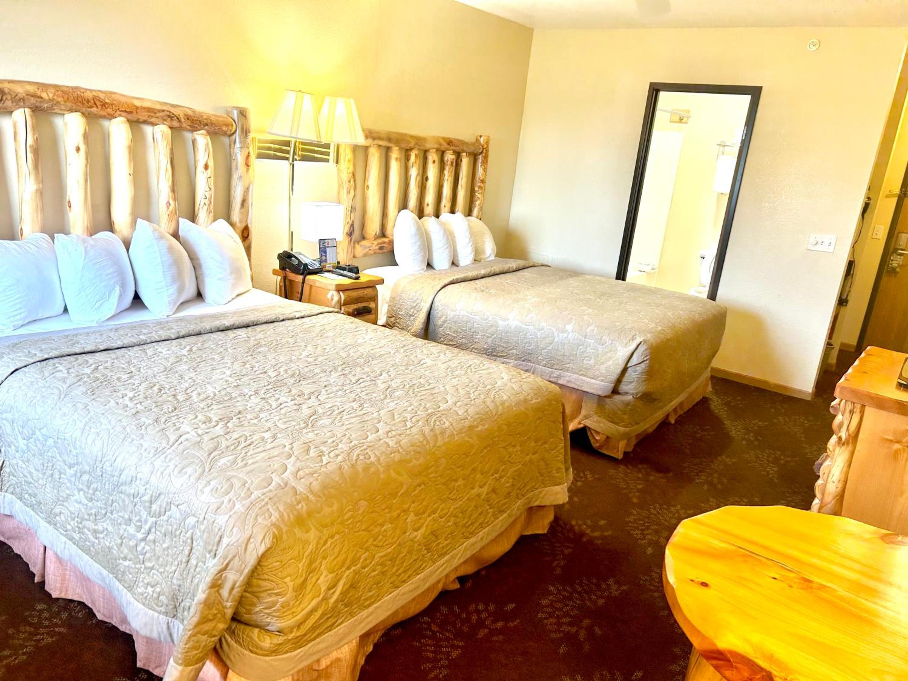 Queen Room with Two Queen Beds - Park and Lake View