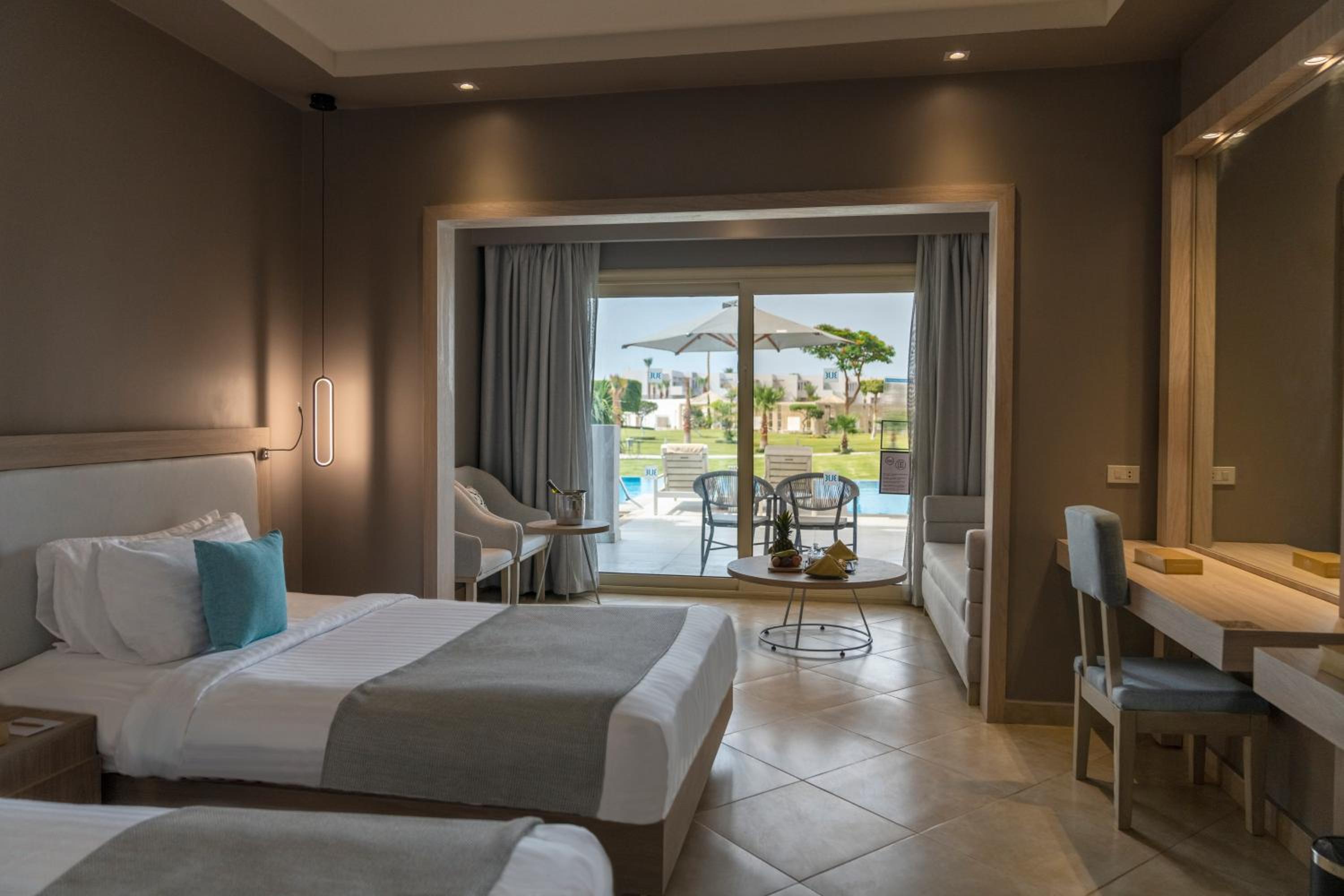  Deluxe Swim-Up Room