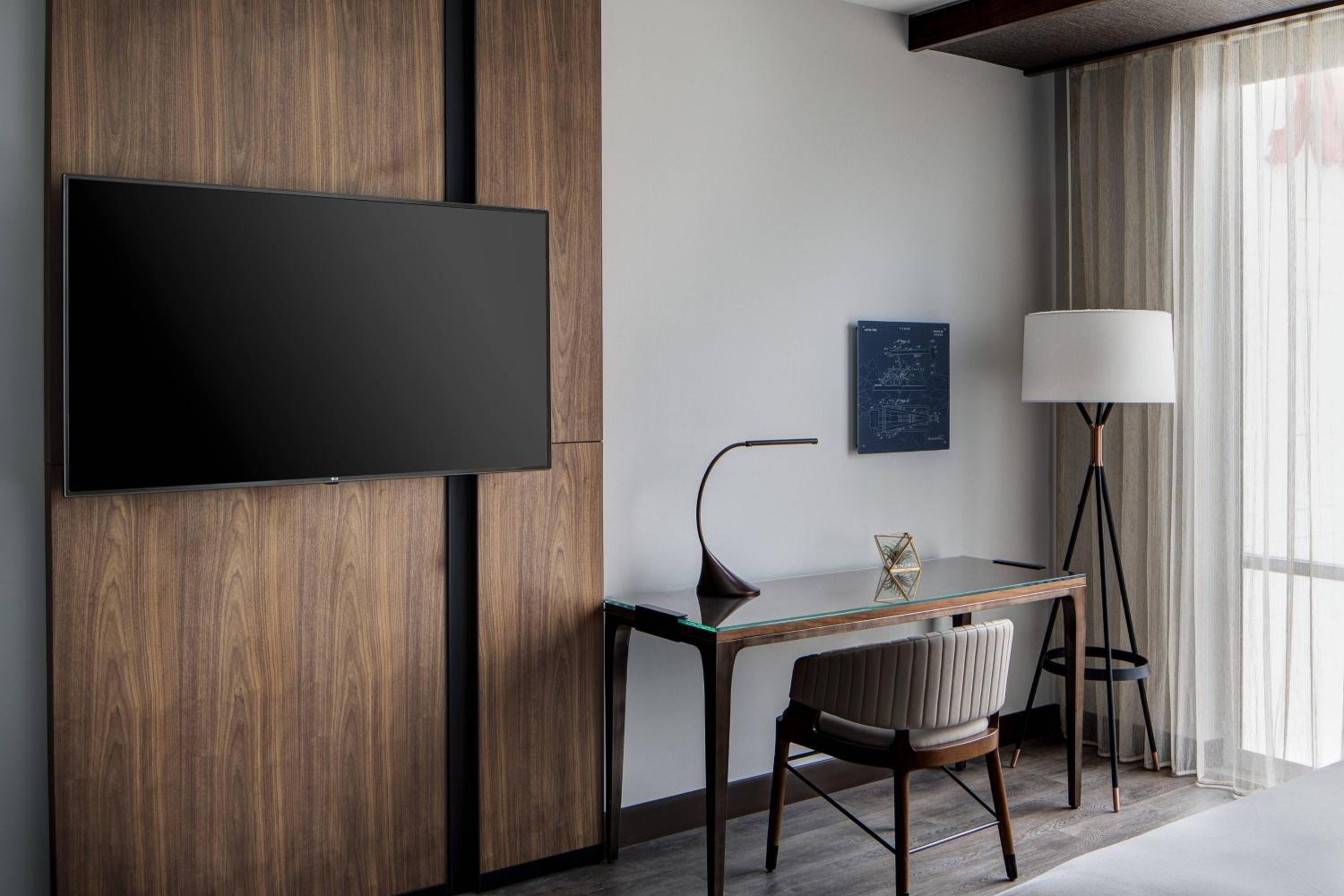 Club King Room with Lounge Access and City View