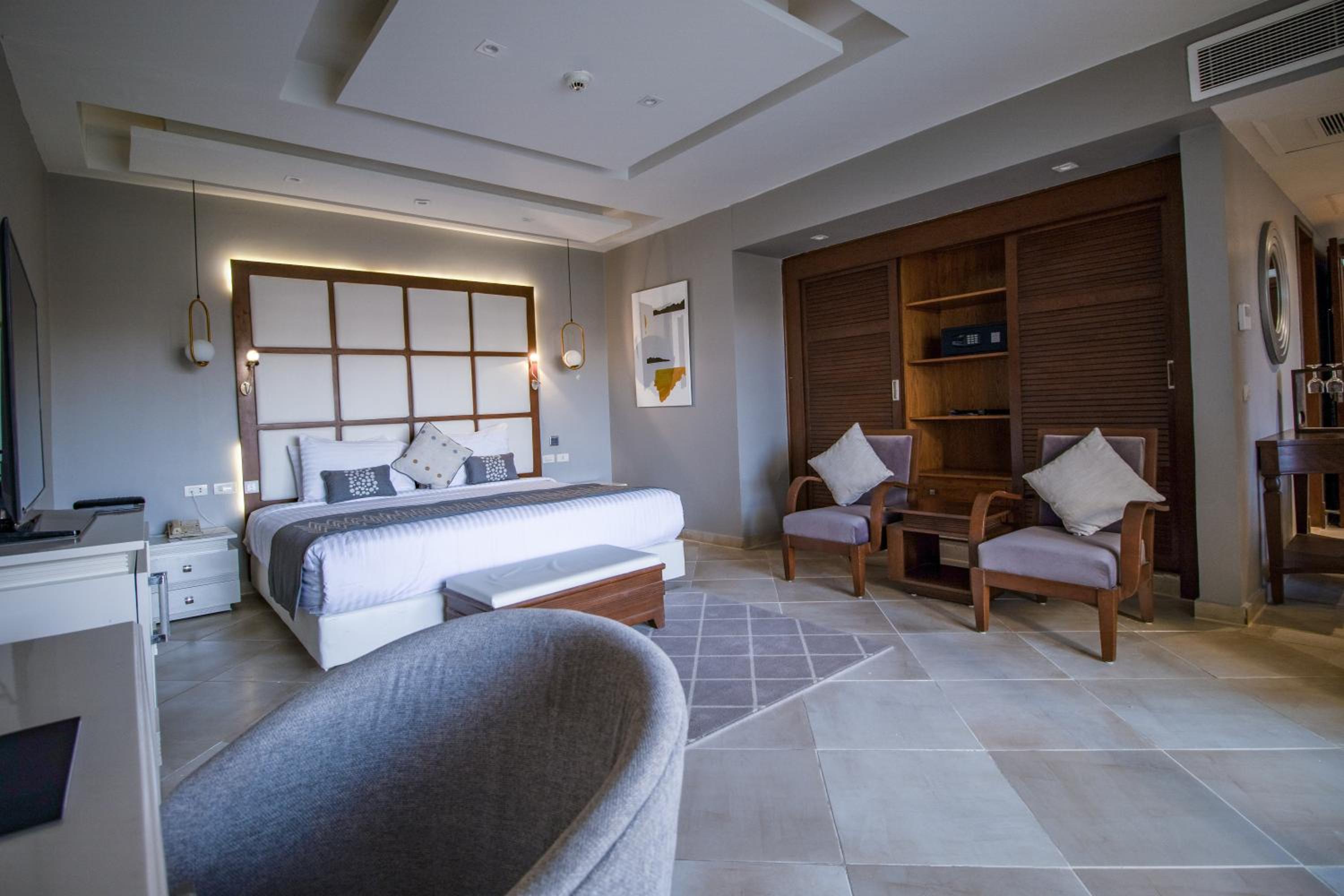 Junior Swim Up Suite - Posh Club