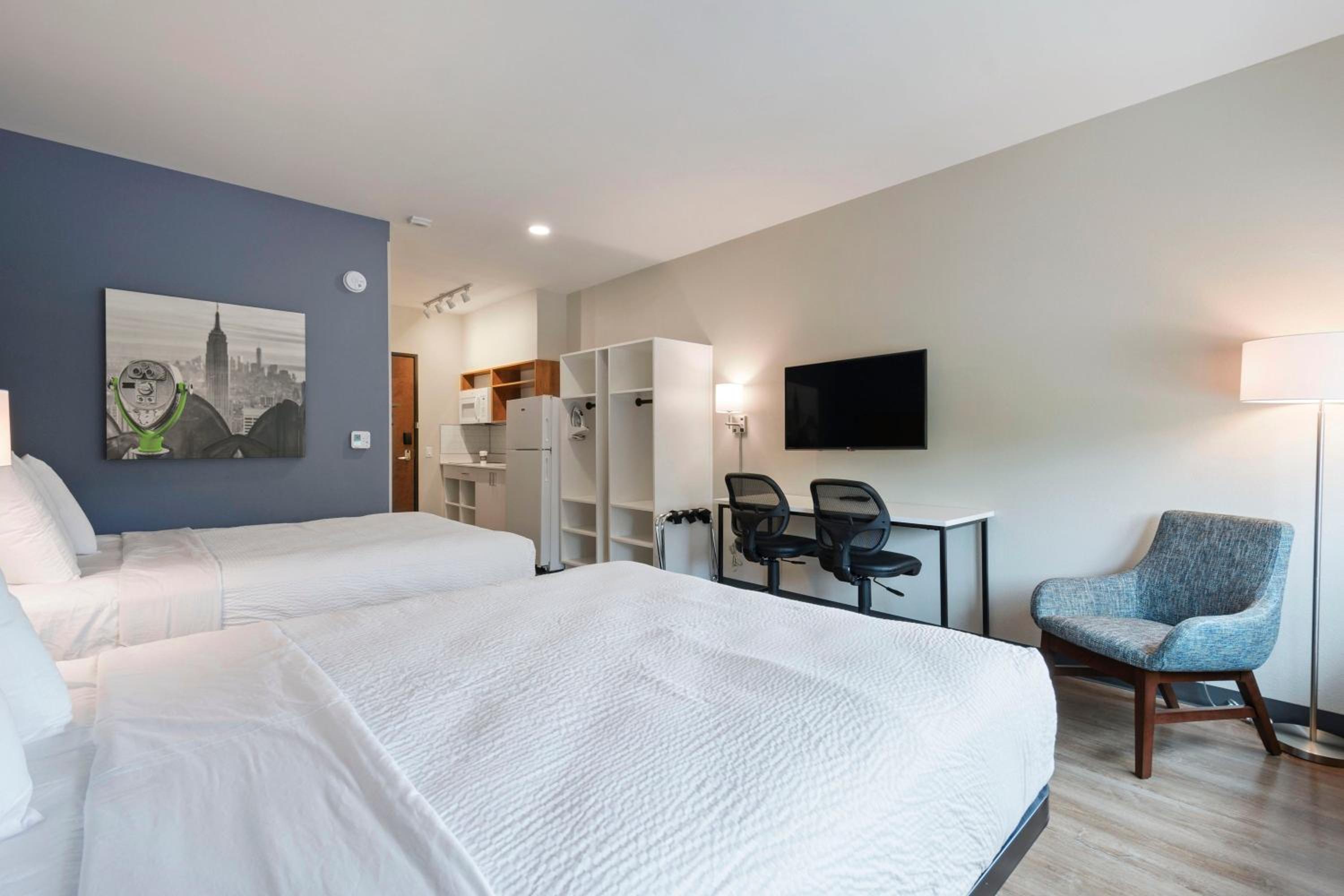 Standard Studio Queen Room with Two Queen Beds- Non-Smoking