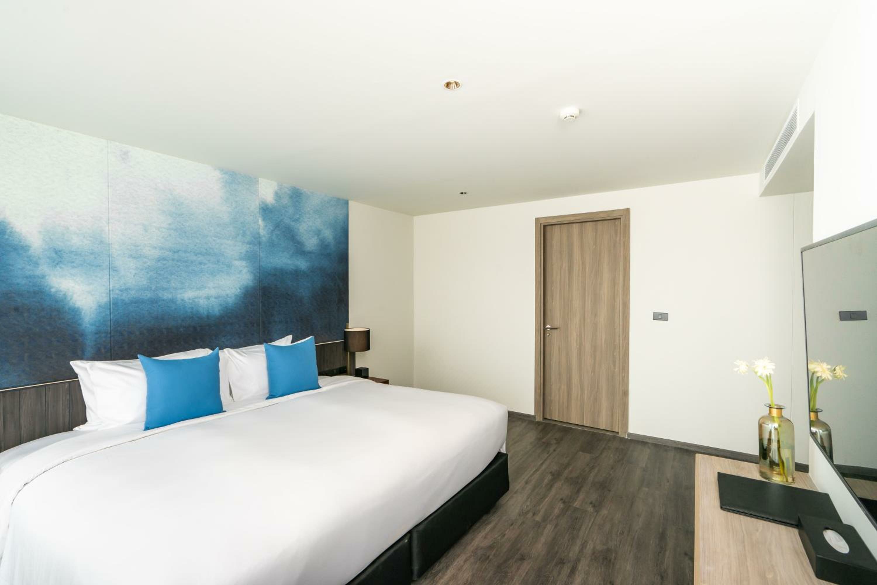 Double Suite with City View - Non-Smoking