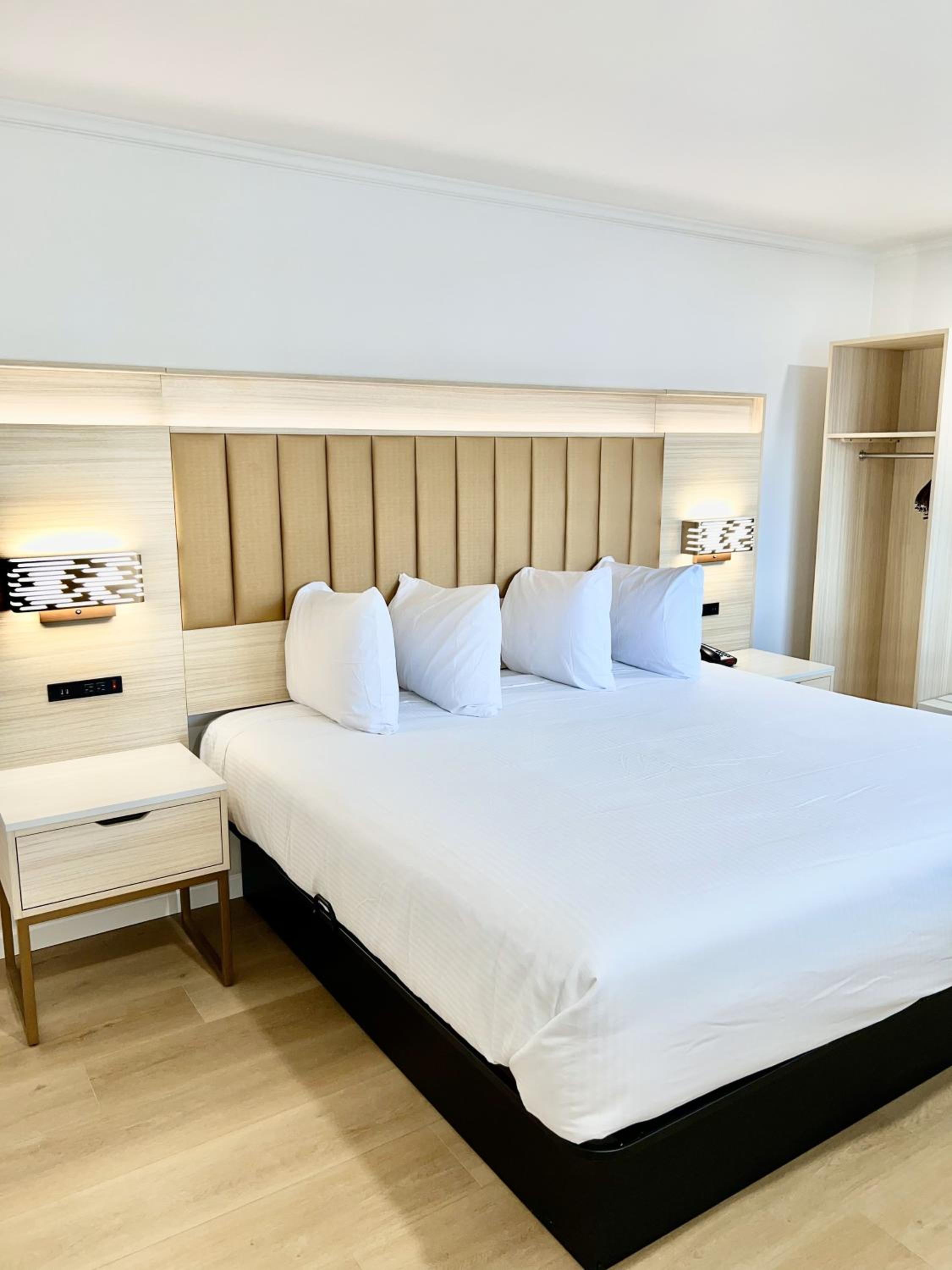 Deluxe King Room - Non-Smoking