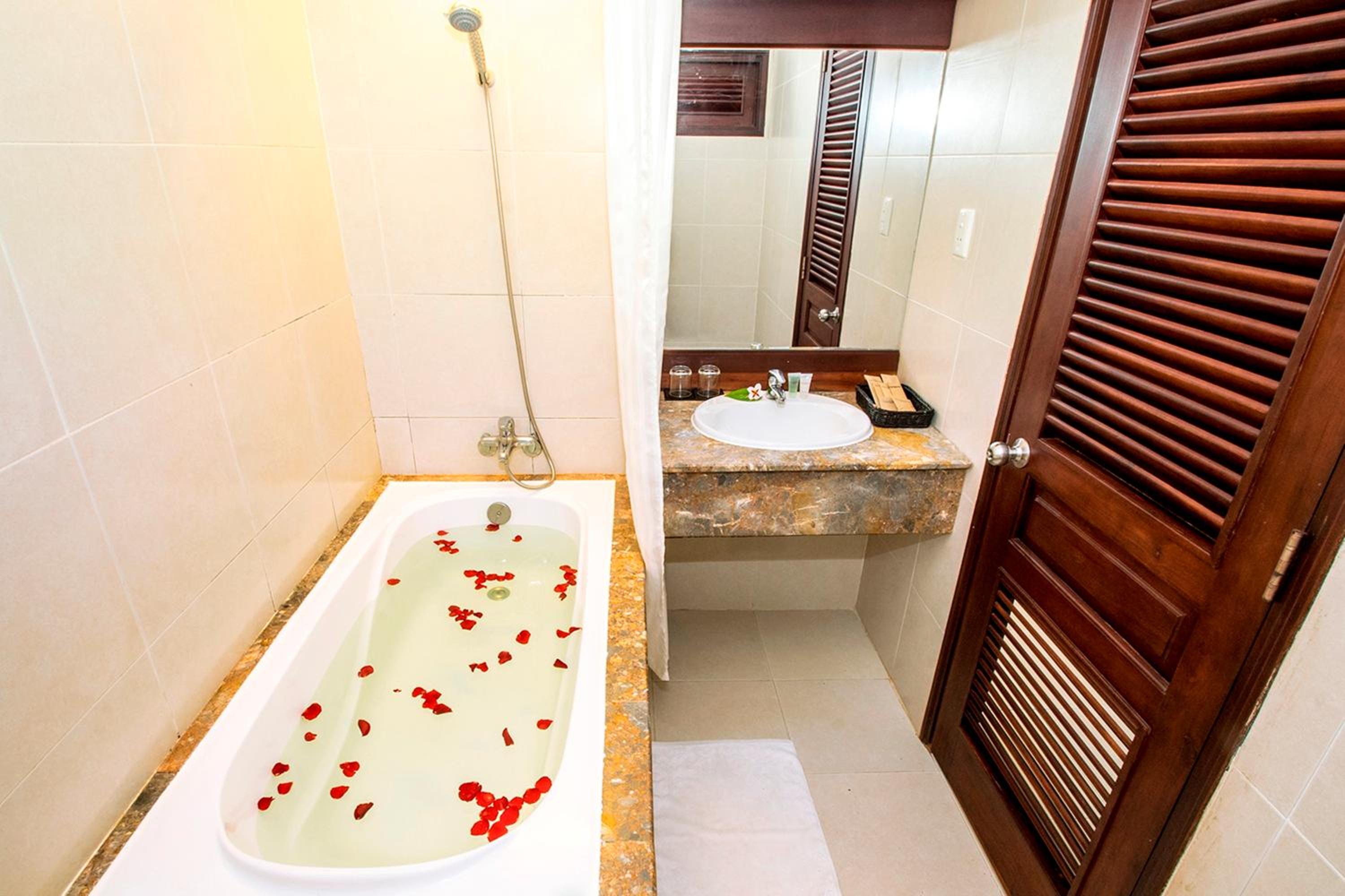 Deluxe Double or Twin Room with Balcony and Ocean View