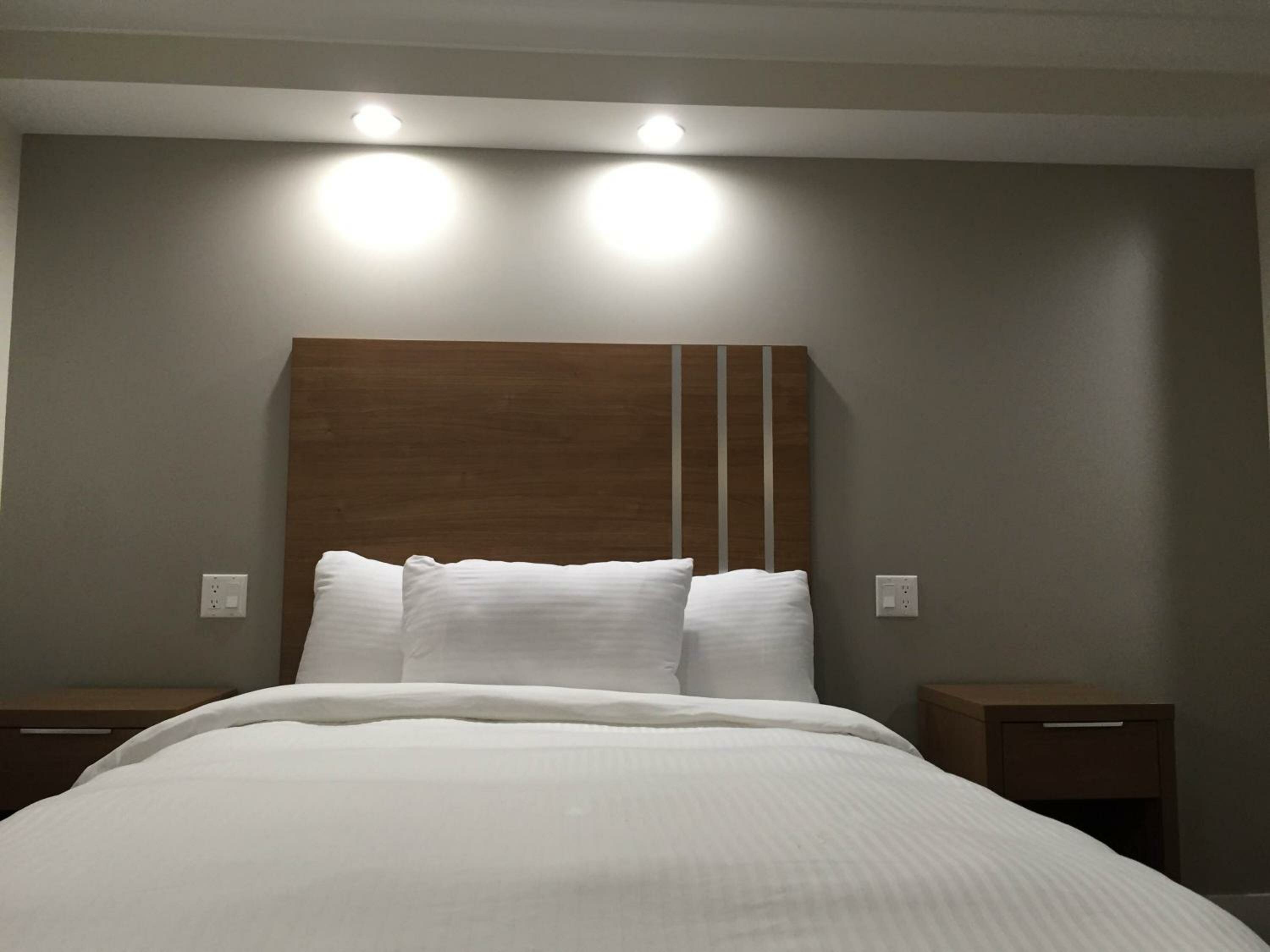 Premium Queen Room - Non-Smoking