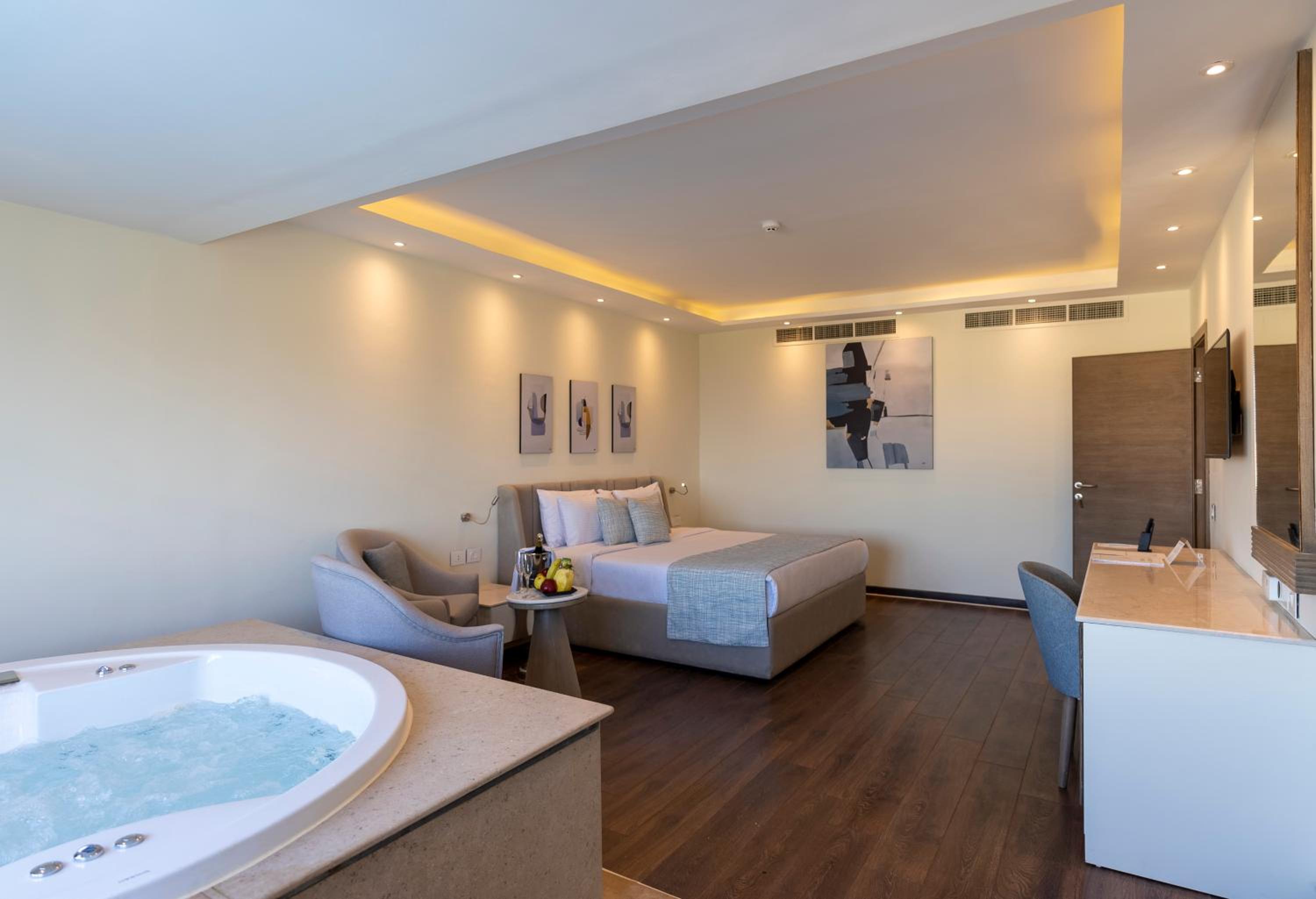 Jacuzzi Suite- Posh Club