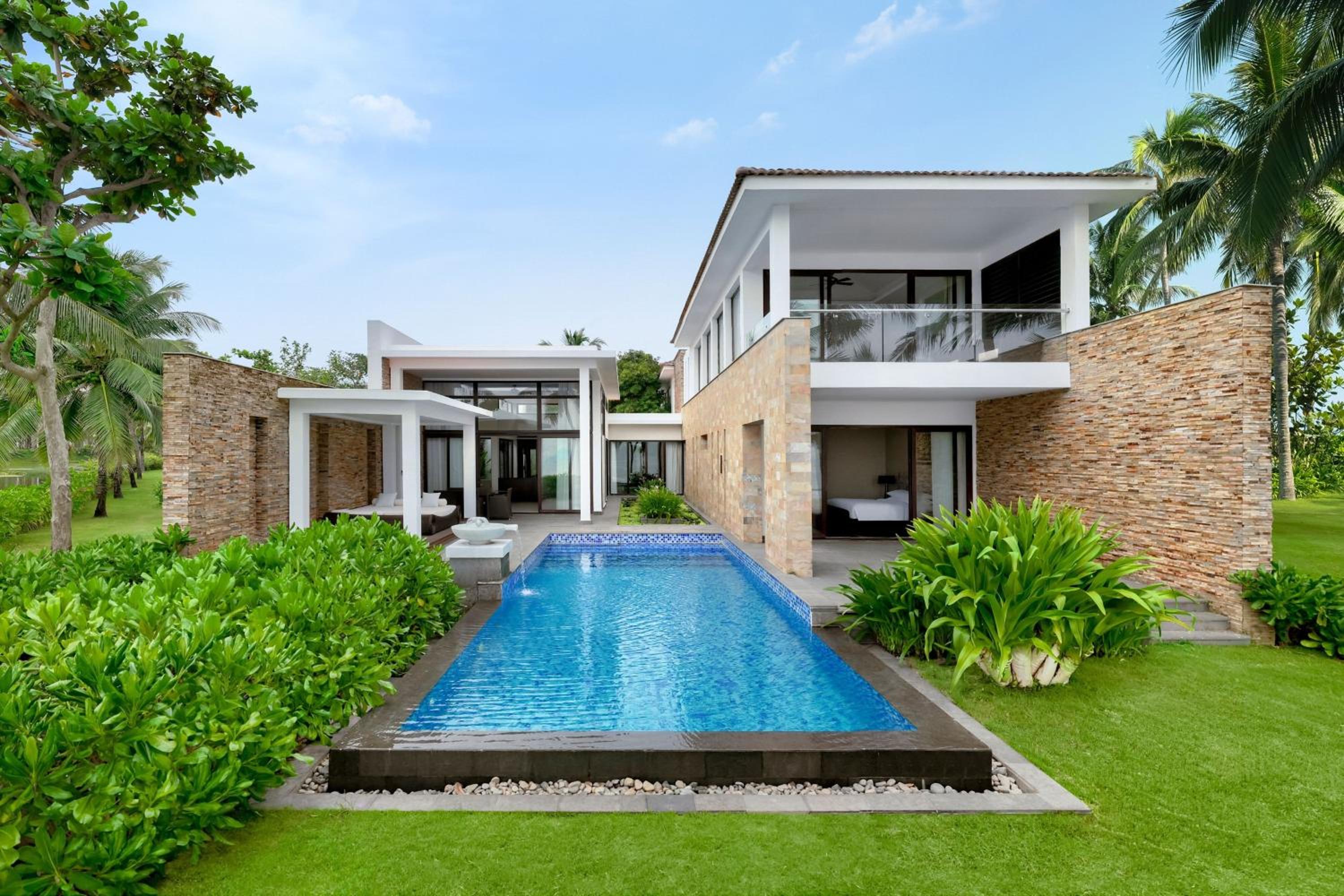 Four-Bedroom Villa with Balcony and Ocean View, Private Pool